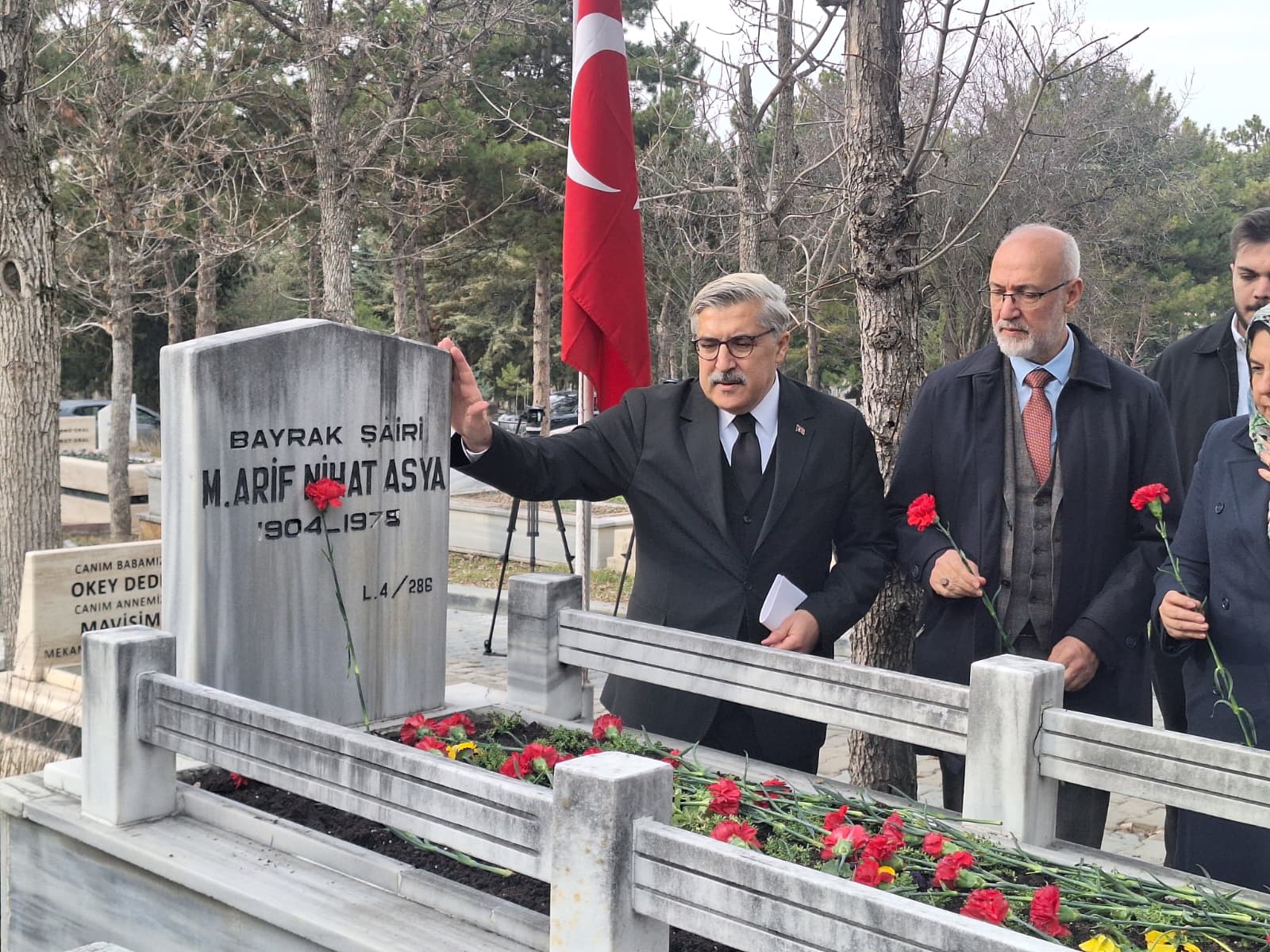 Arif Nihat Asya anma töreni karanfil