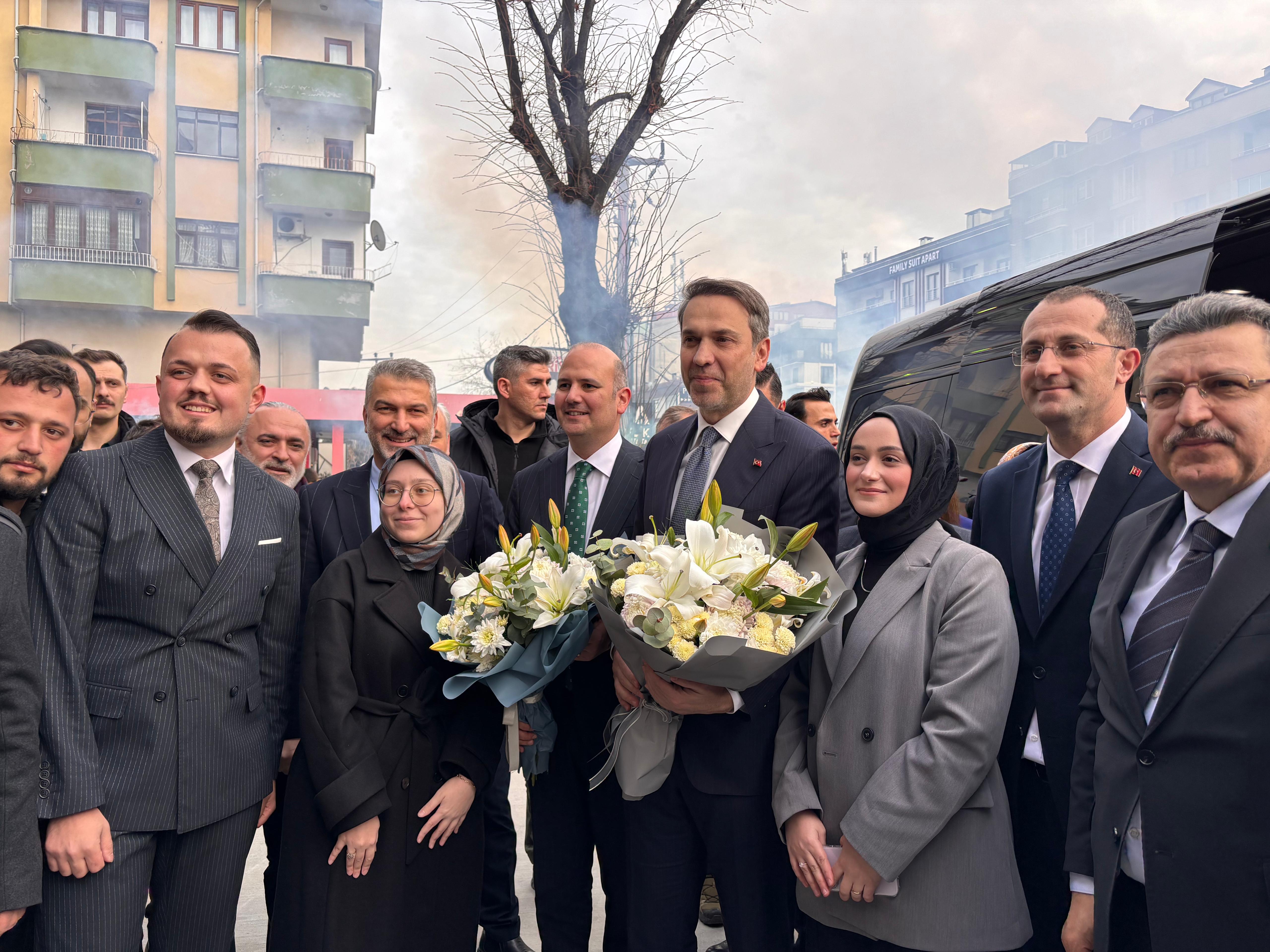 Bakan Bayraktar gençlere enerji politikalarını anlatıyor