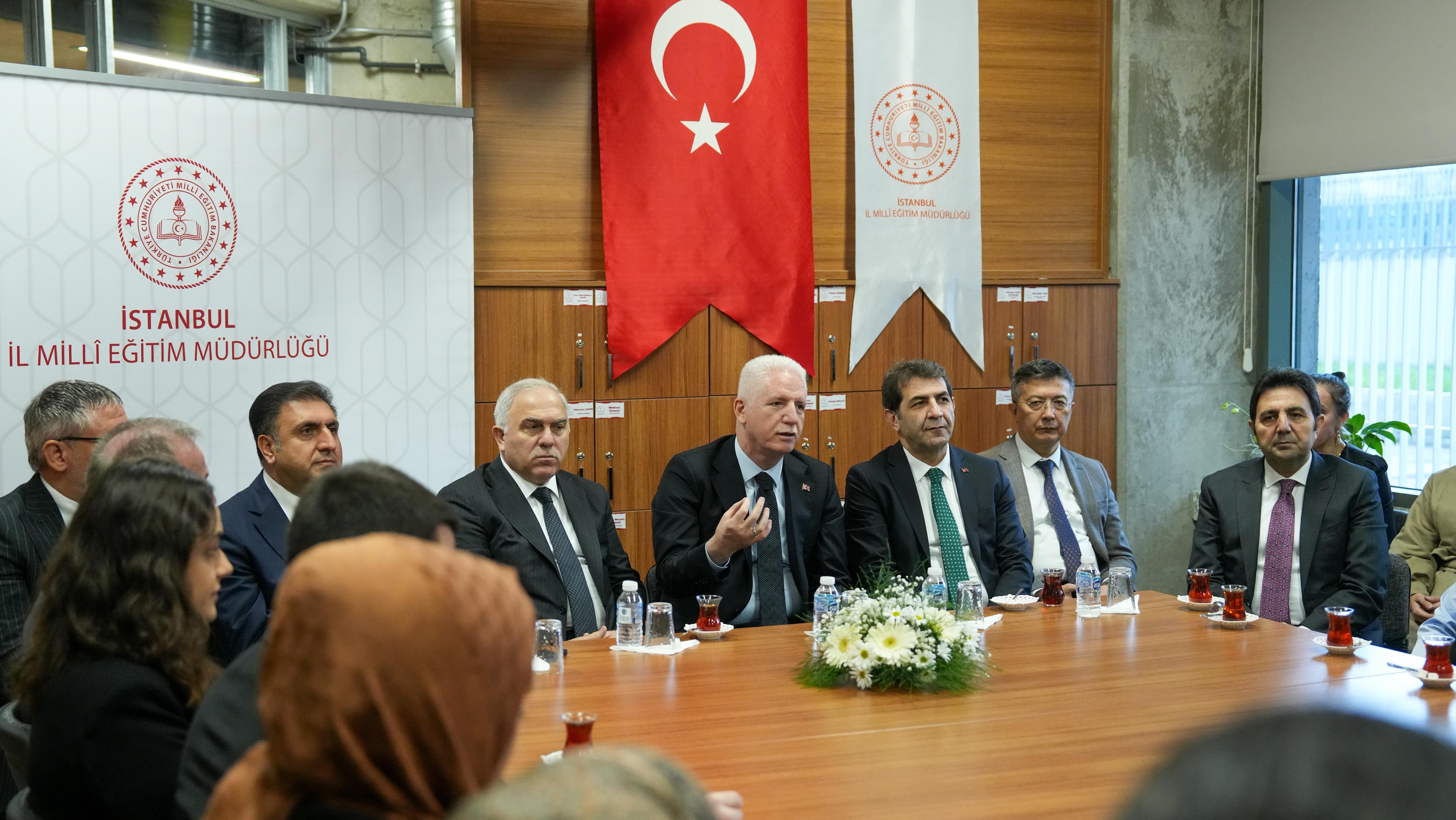 İstanbul Valisi Davut Gül öğrencilerle birlikte