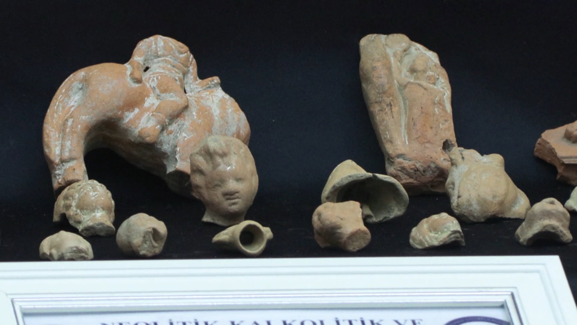 İstanbul Emniyet Müdürü Selami Yıldız sergiyi inceliyor