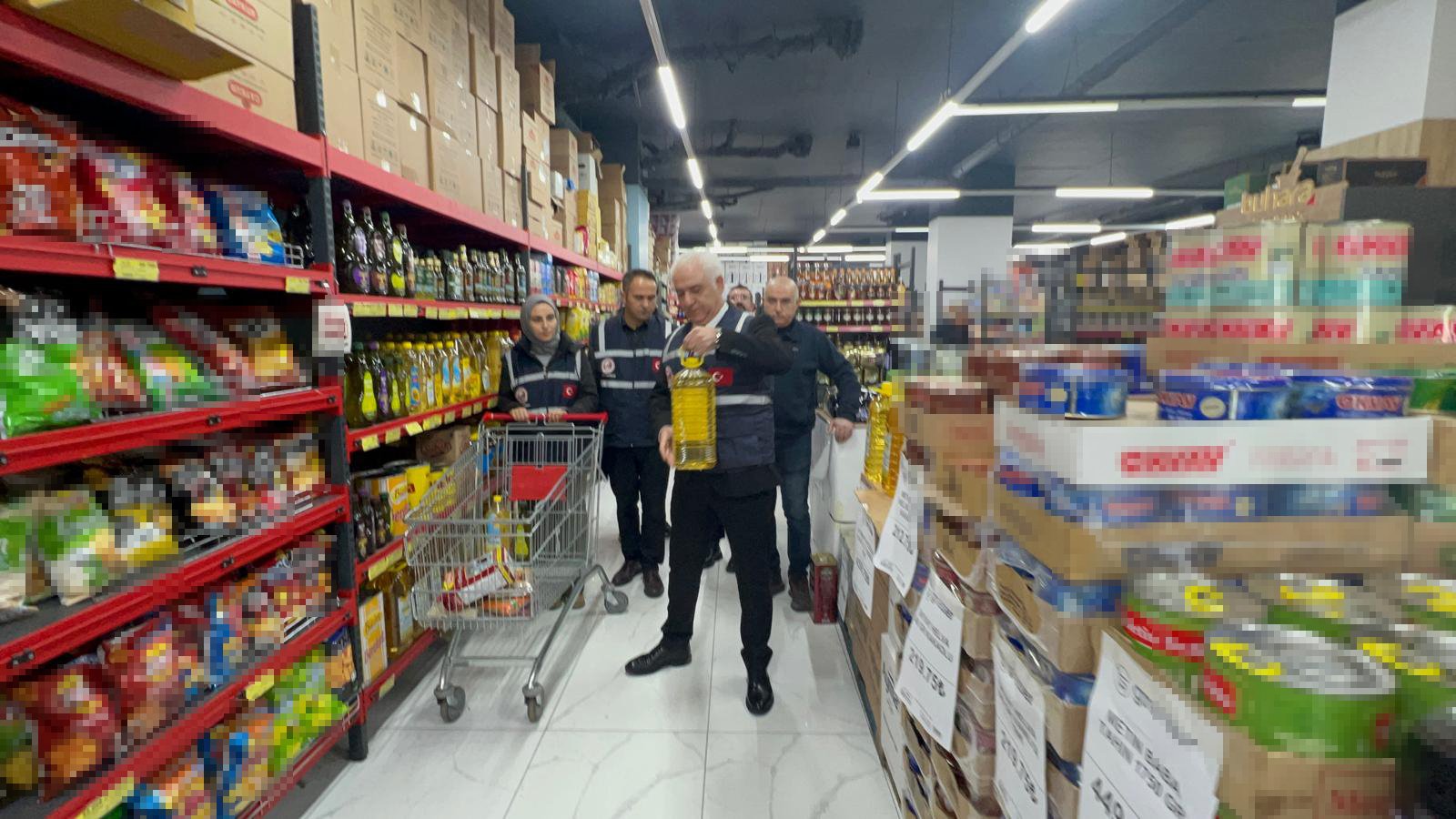 Ticaret Bakanlığı Nevşehir denetim ekipleri fırında ekmek ağırlığını kontrol ediyor