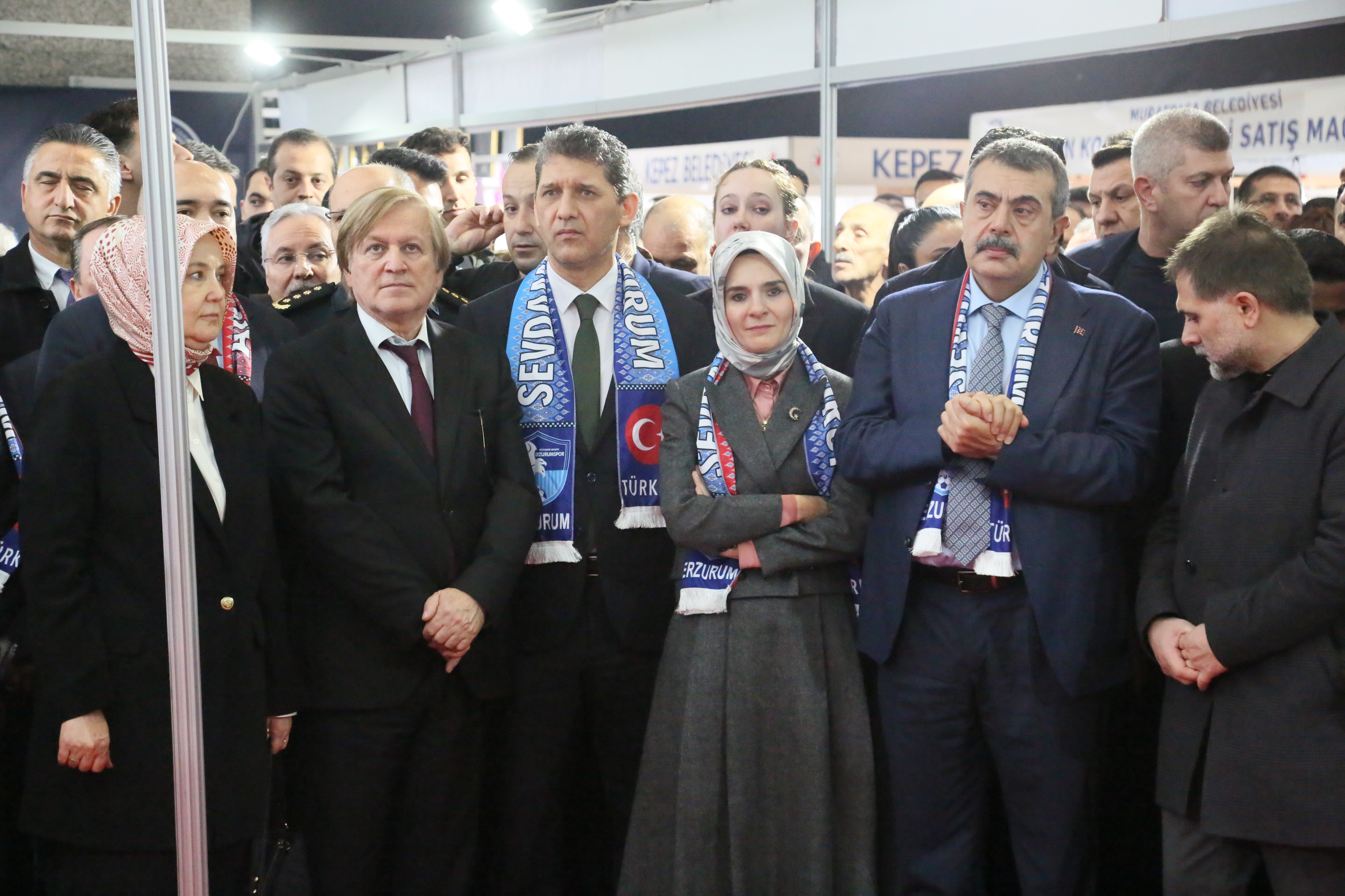 Bakan Tekin partililerle