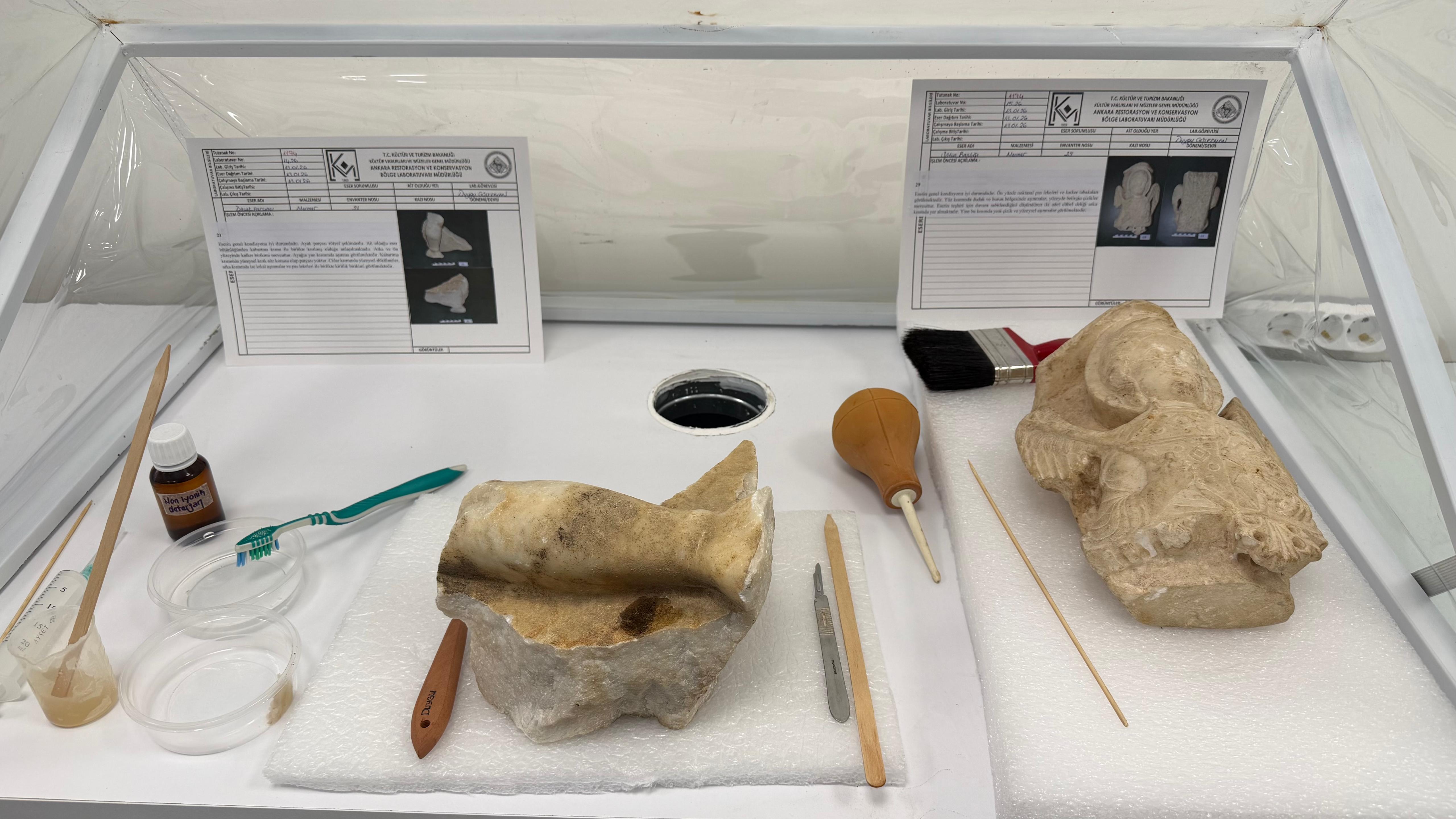 Restorasyon uzmanı çalışırken