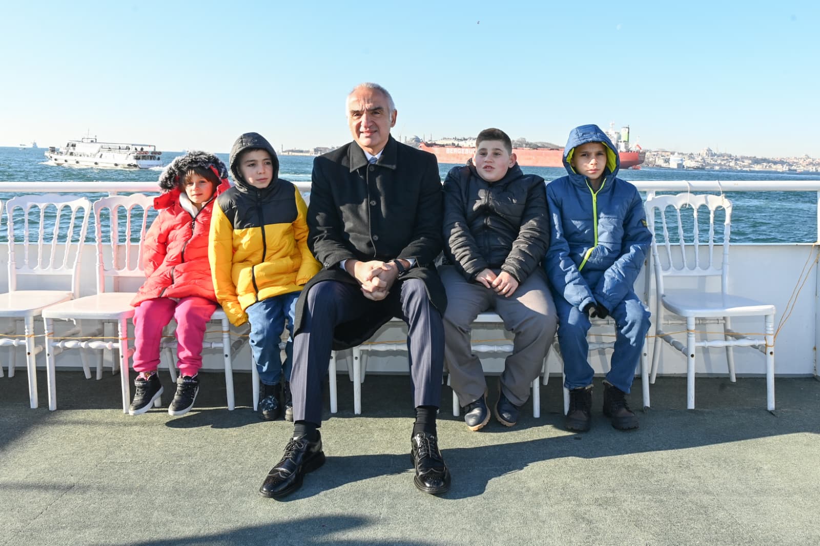 Bakan ve çocuklar anı fotoğrafı