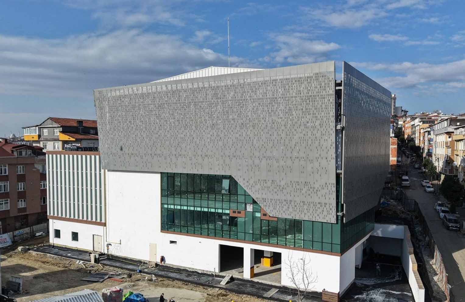 Yunus Emre Gençlik Spor Merkezi havuz ve salonları