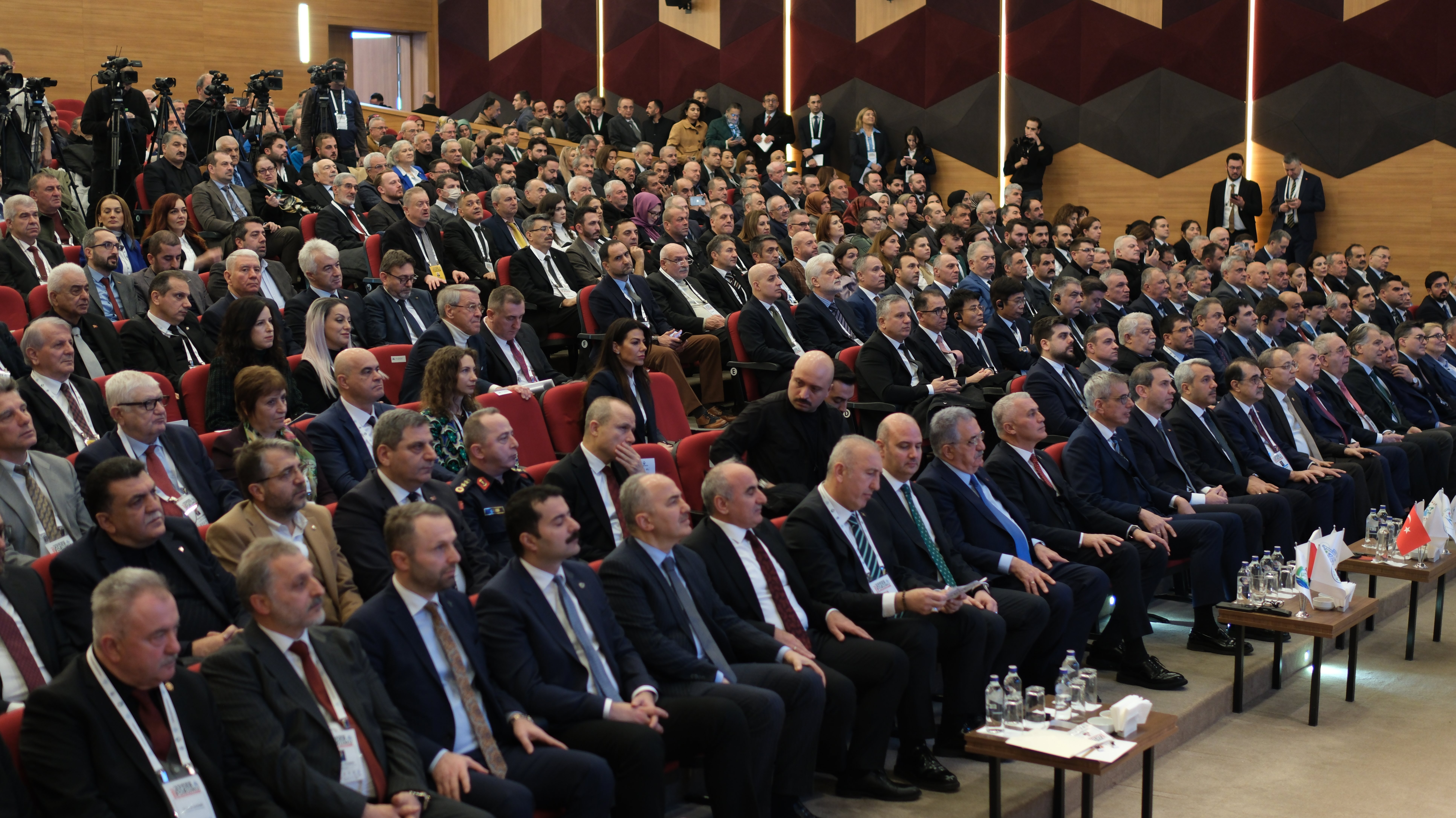 Bakan Bayraktar konuşma yapıyor