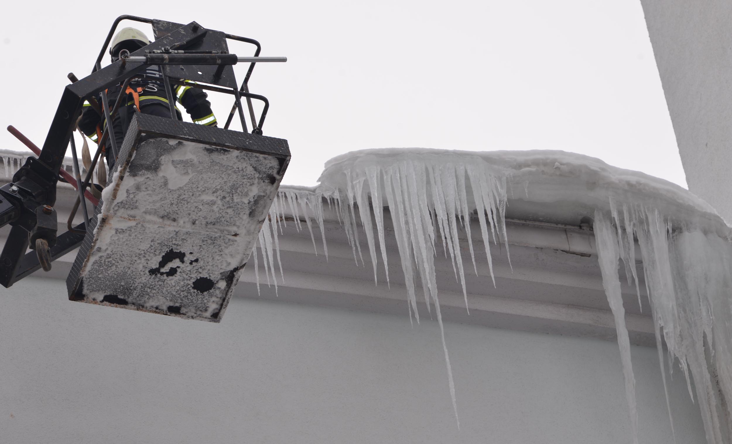 Erzurum Büyükşehir Belediyesi itfaiye buz temizleme