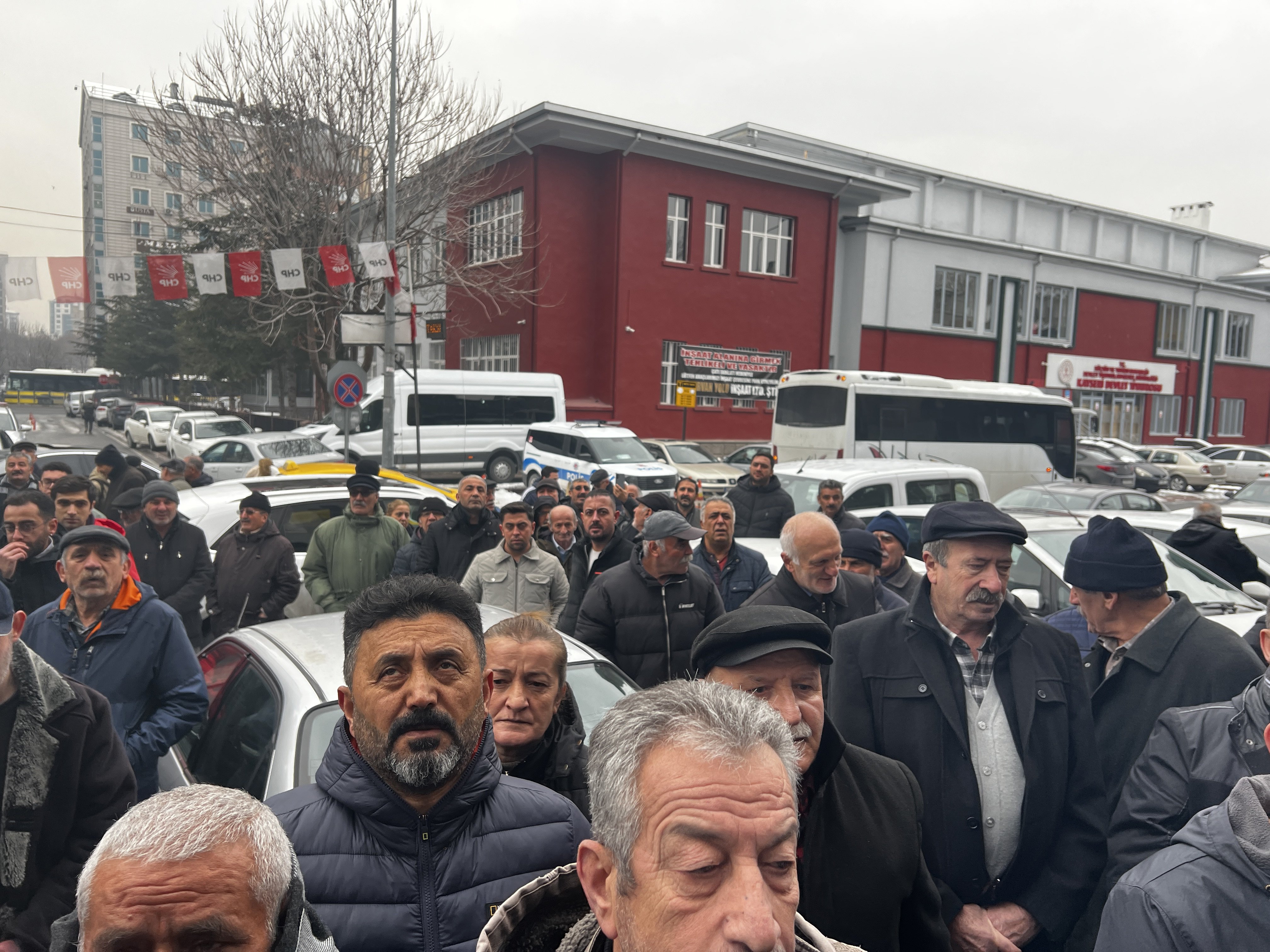 Alevi dernek temsilcileri CHP binası önünde