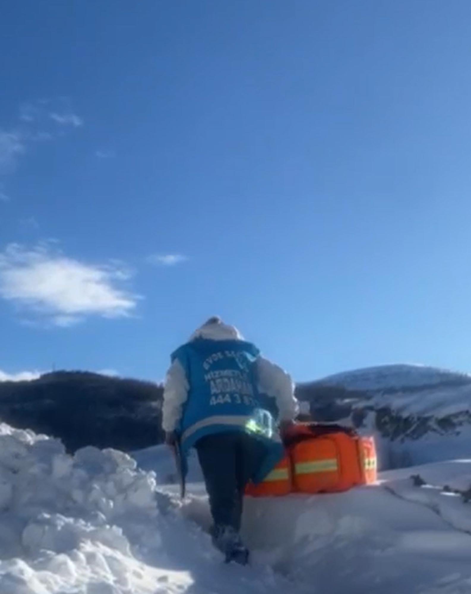 Ardahan Posof sağlık çalışanı karda yürüyor
