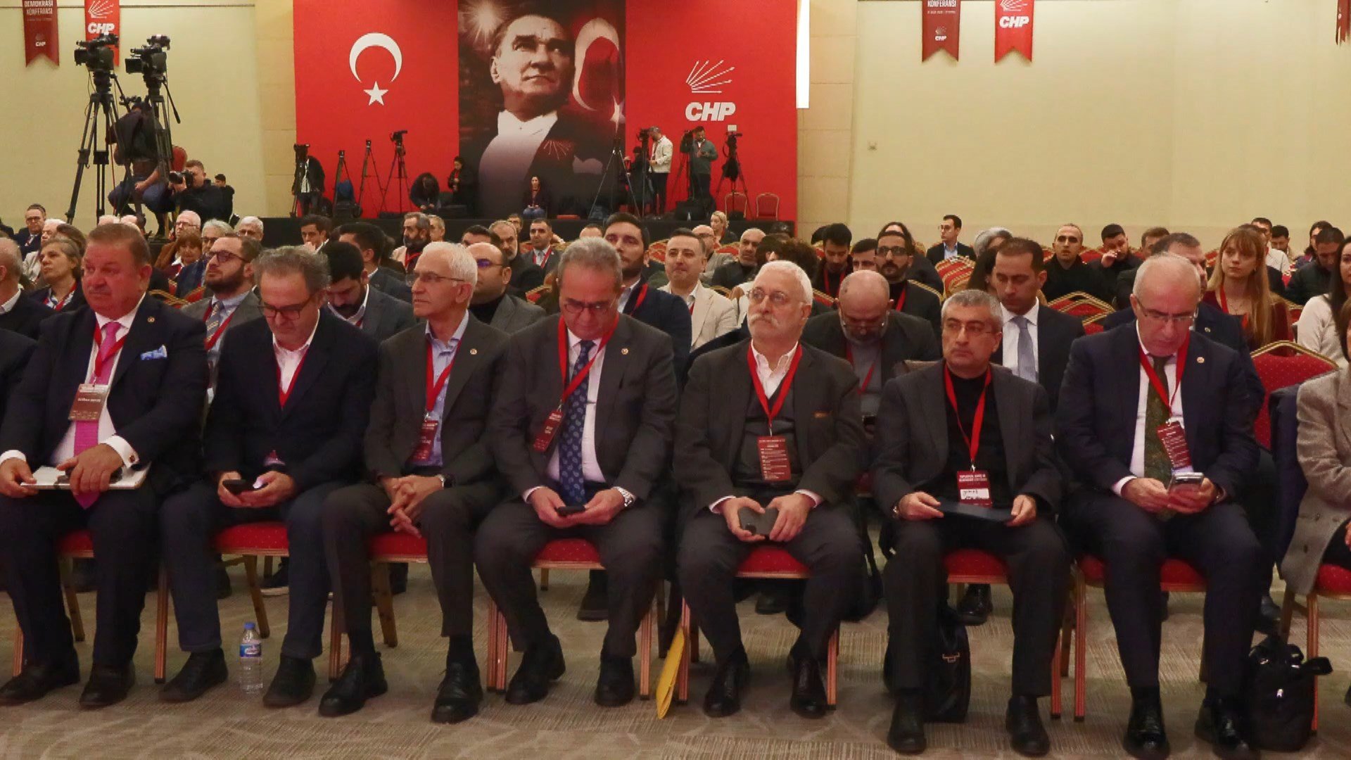 Özgür Özel konferansta konuşma yapıyor