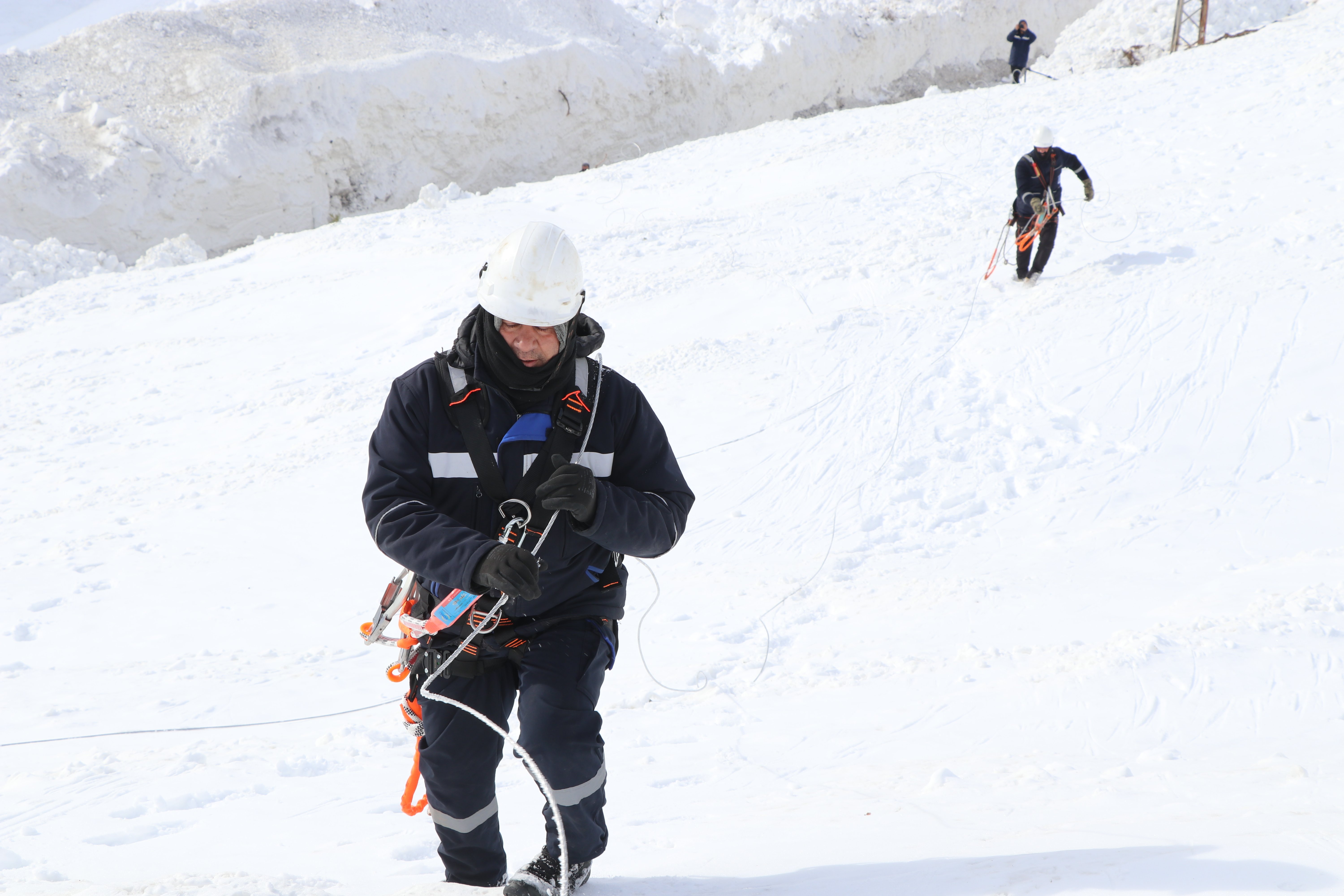 VEDAŞ ekipleri çığ bölgesinde