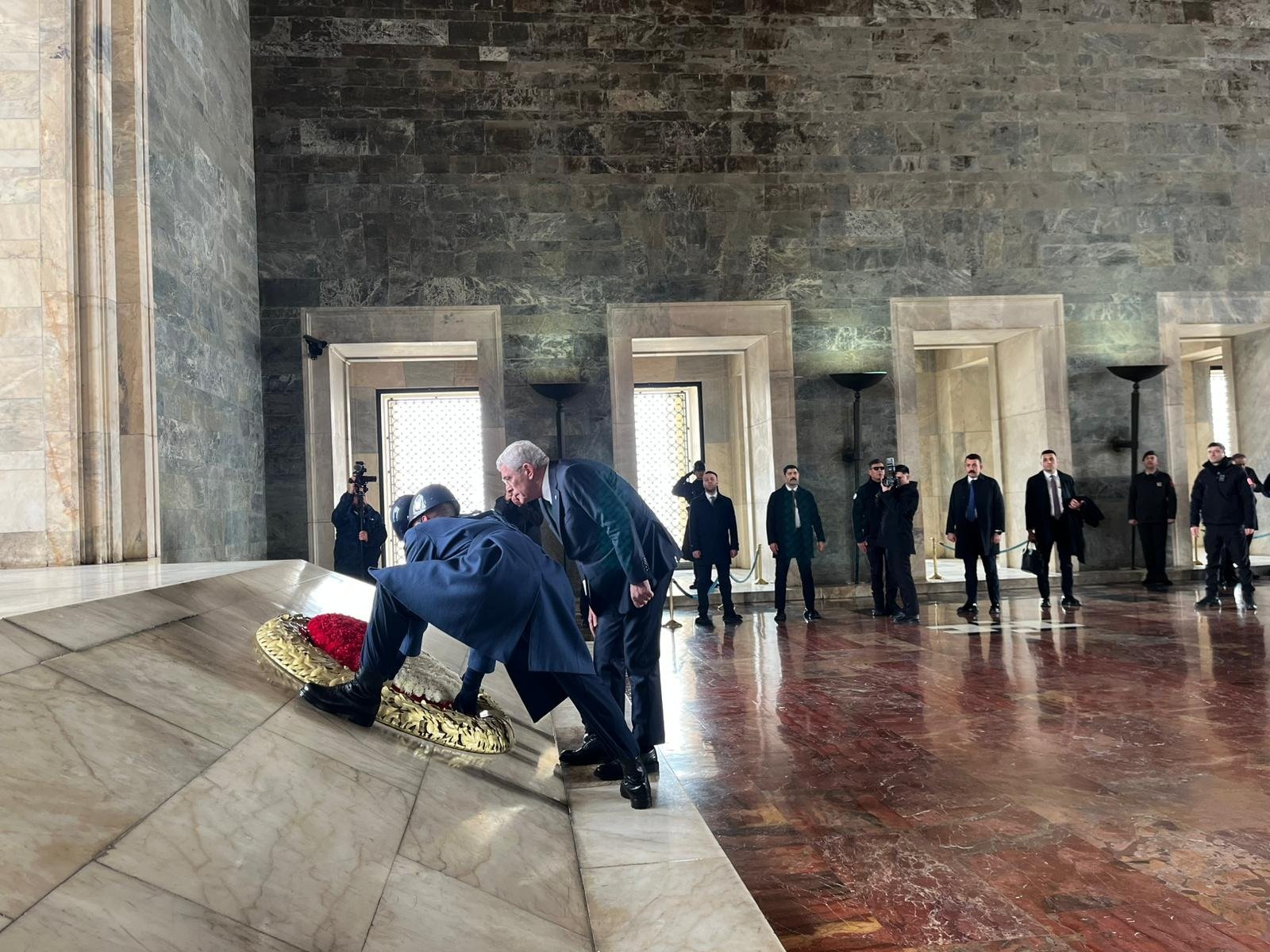 İYİ Parti Anıtkabir ziyareti saygı duruşu