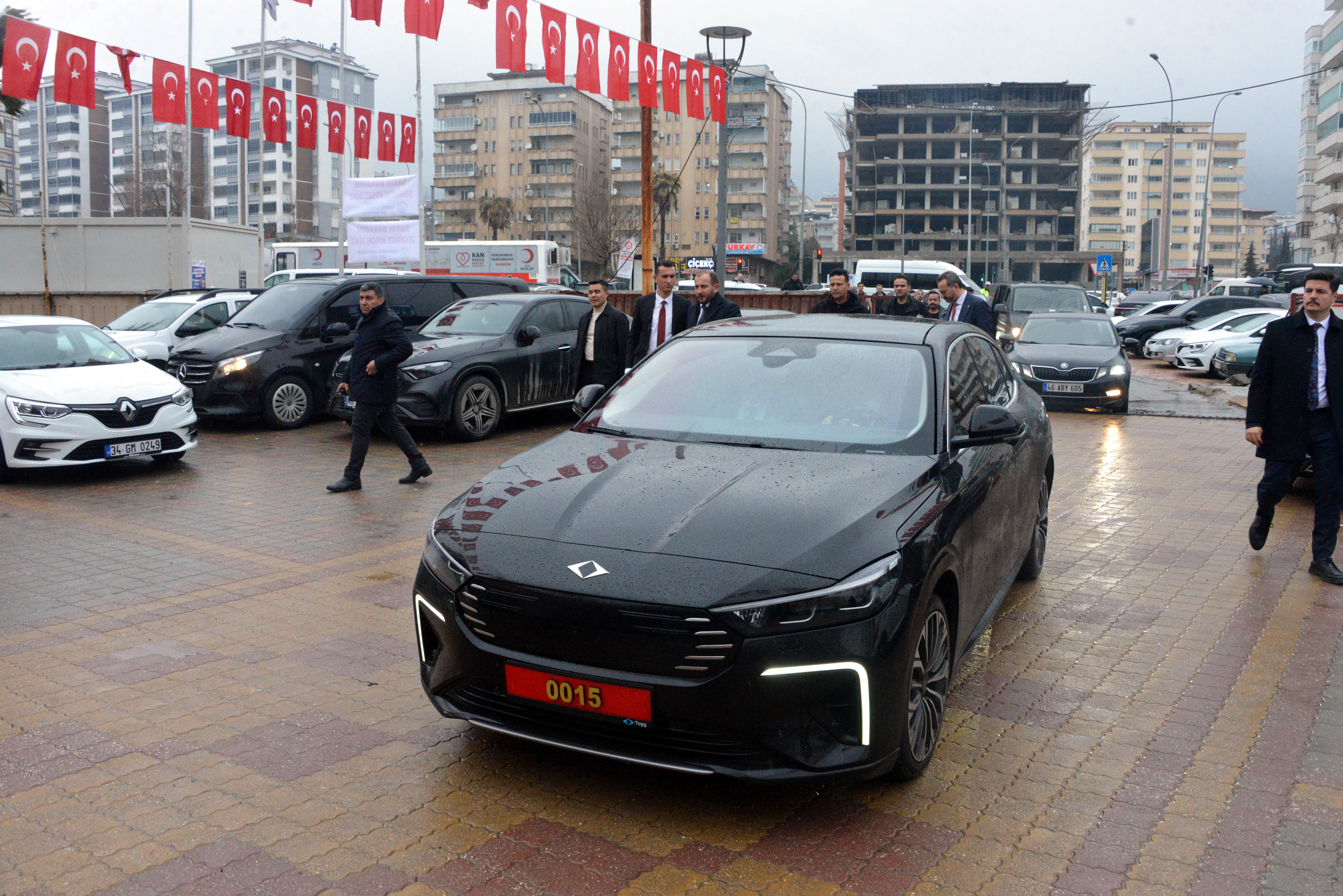 Bakan Kacır törende esnafla sohbet ediyor