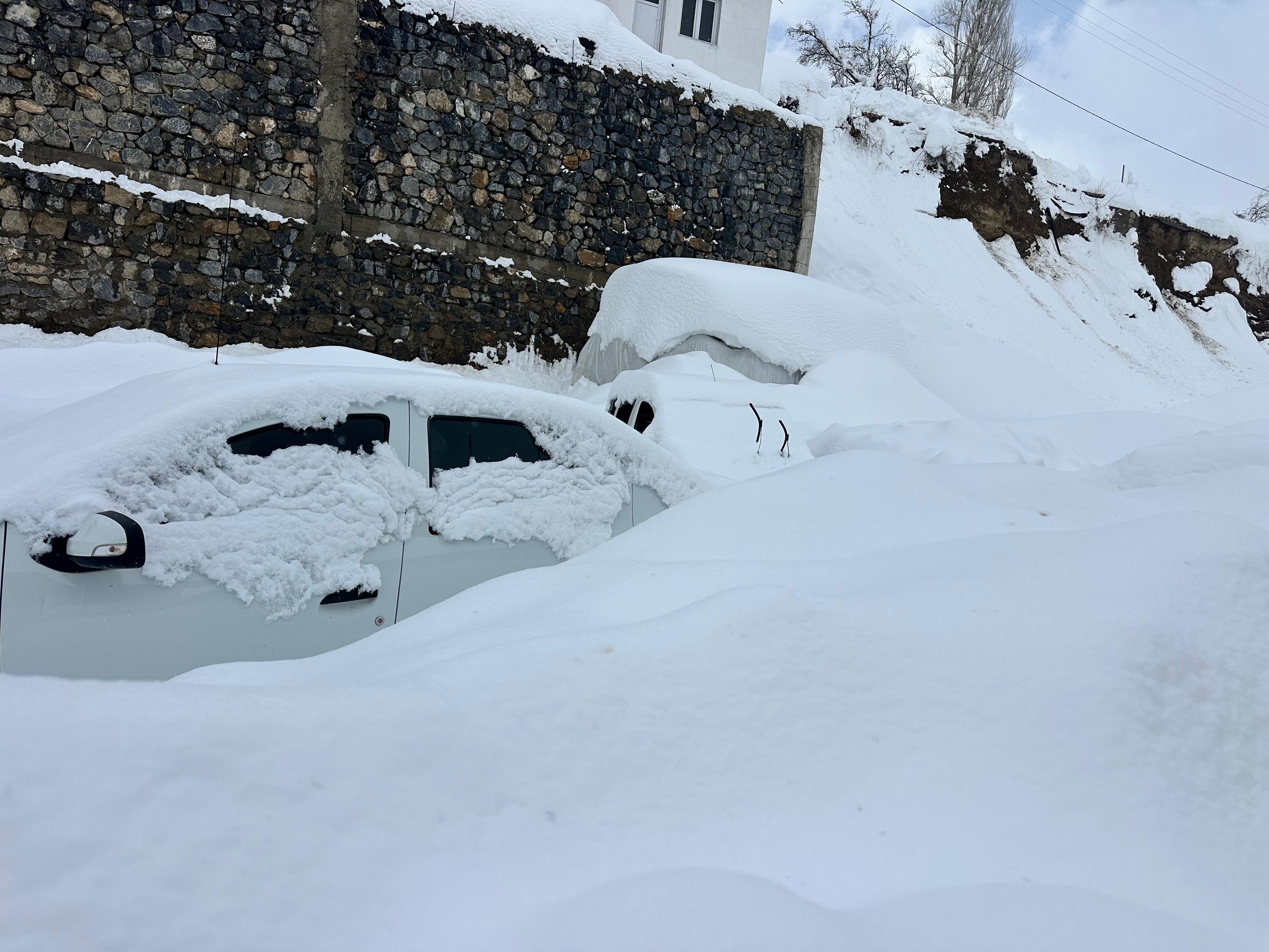 Beytüşşebap kar altında araçlar