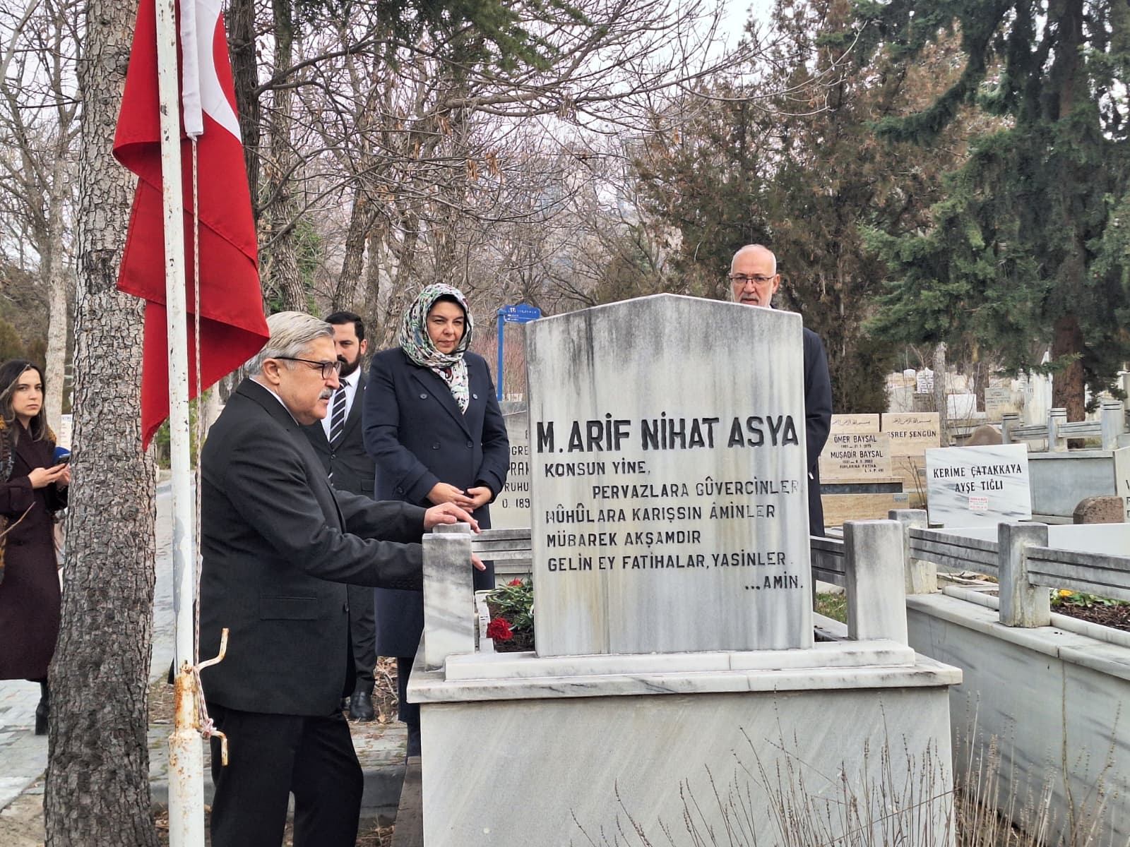 AK Partili heyet Arif Nihat Asya kabri