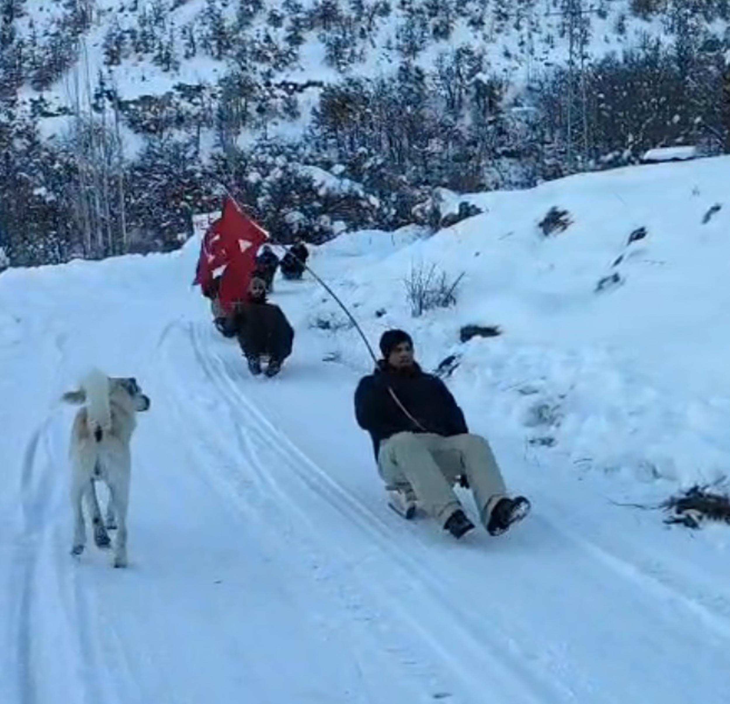 Tepede Türk bayrağı dalgalanıyor