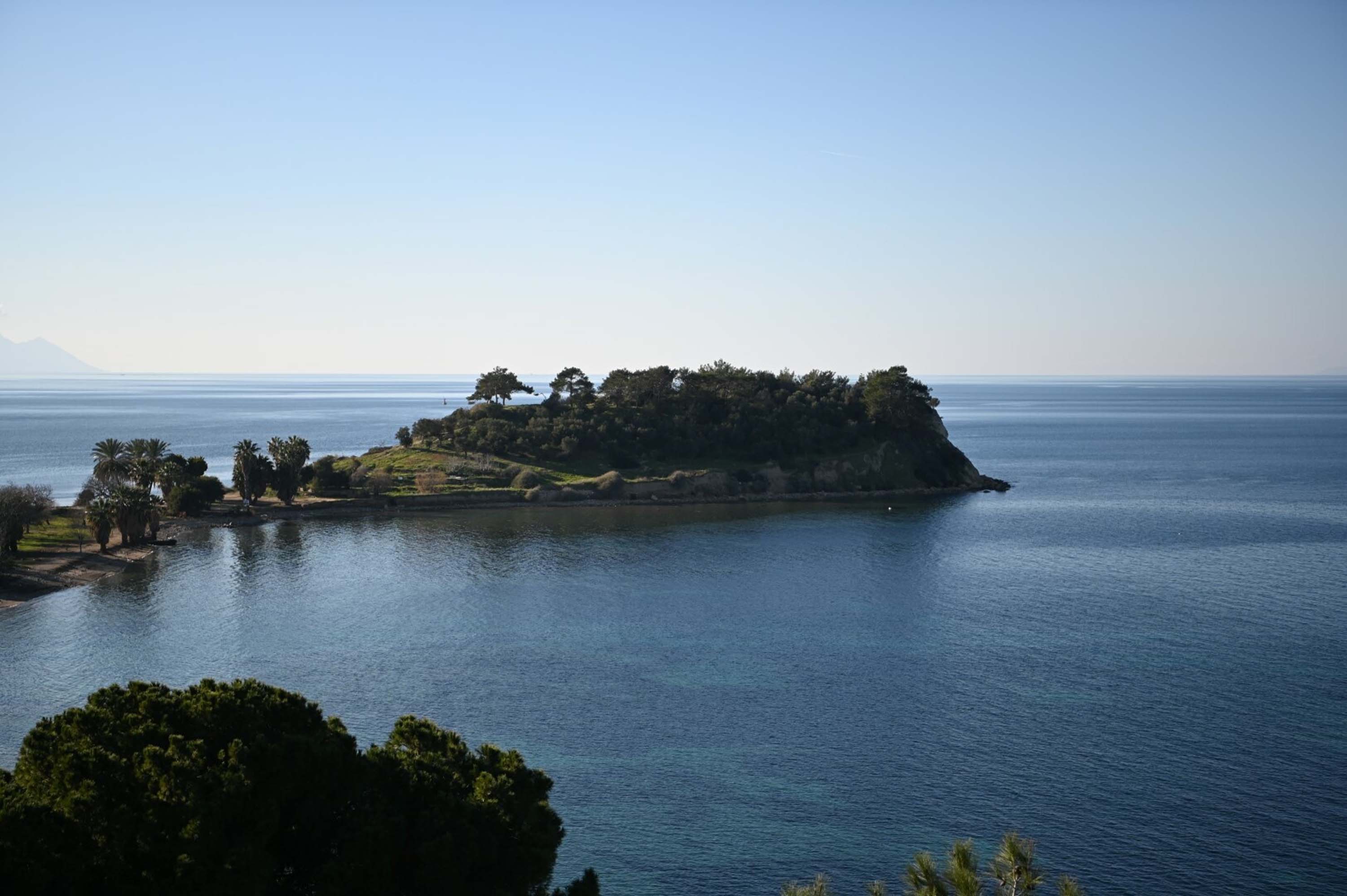 Kuşadası Yılancıburnu koyunda denizden çıkarılan Roma dönemi mermer kaide