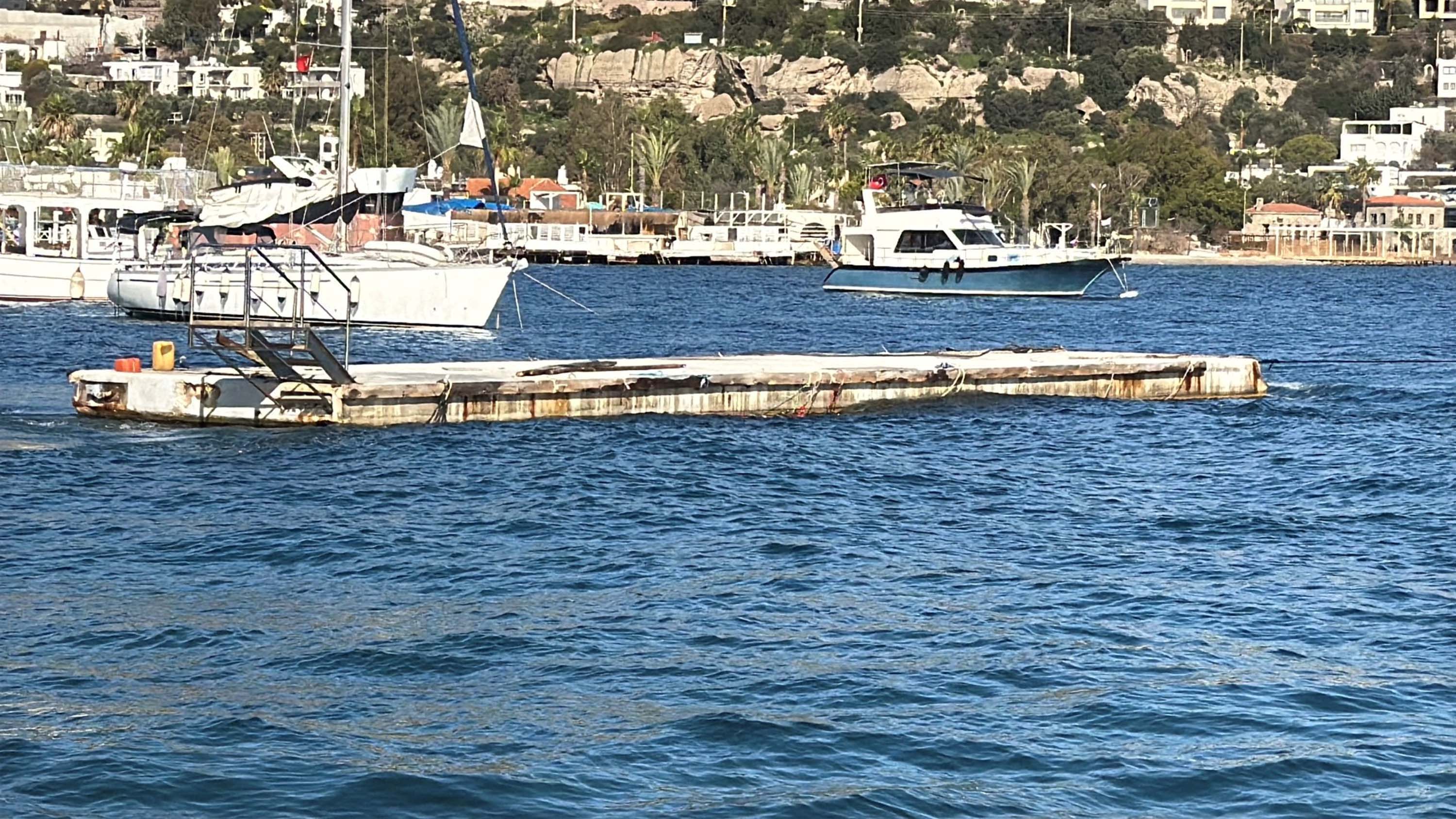 Türkbükü sahilinde kaçak iskelelerin sökülmesi