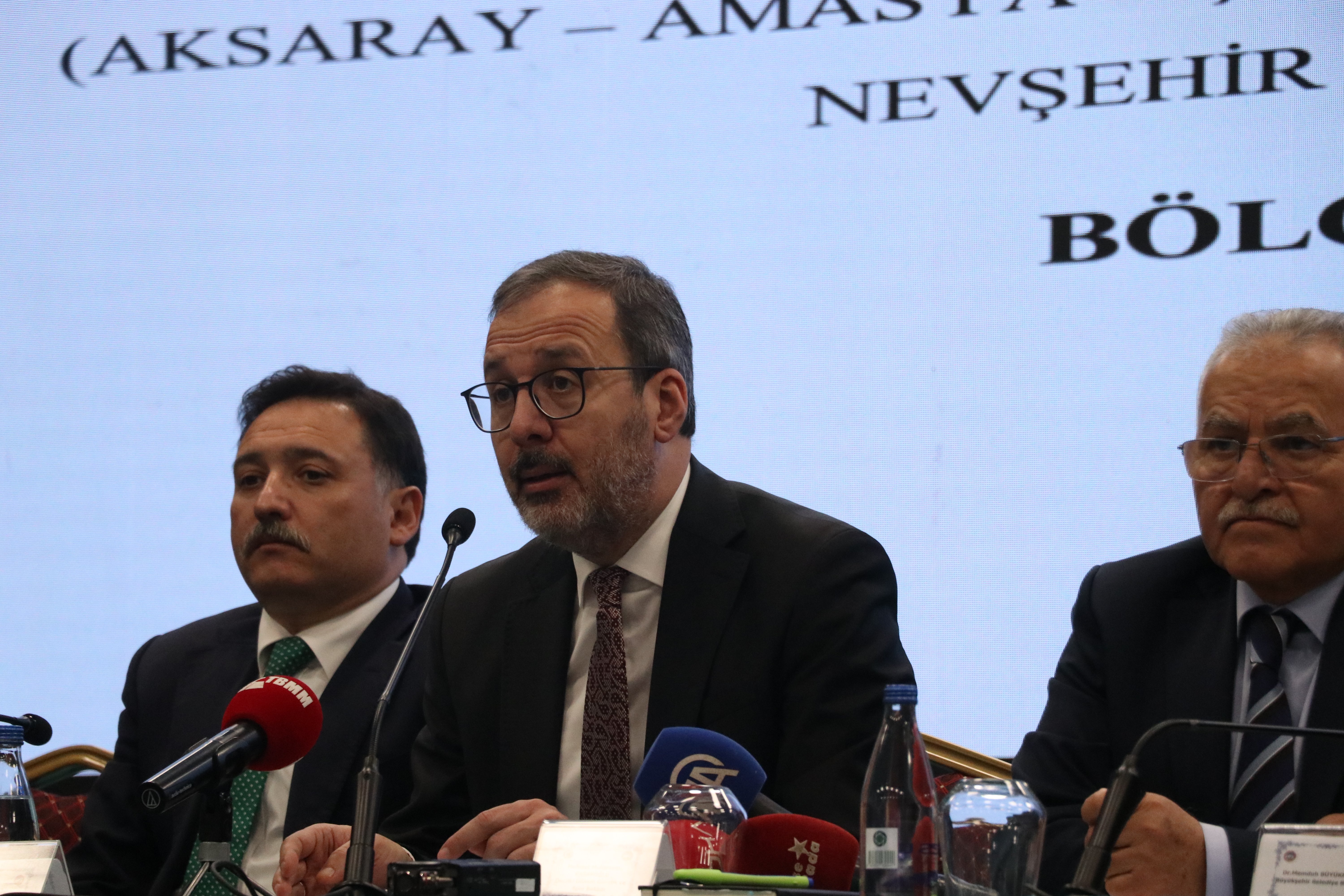 Kayseri Valisi Gökmen Çiçek konuşma yapıyor