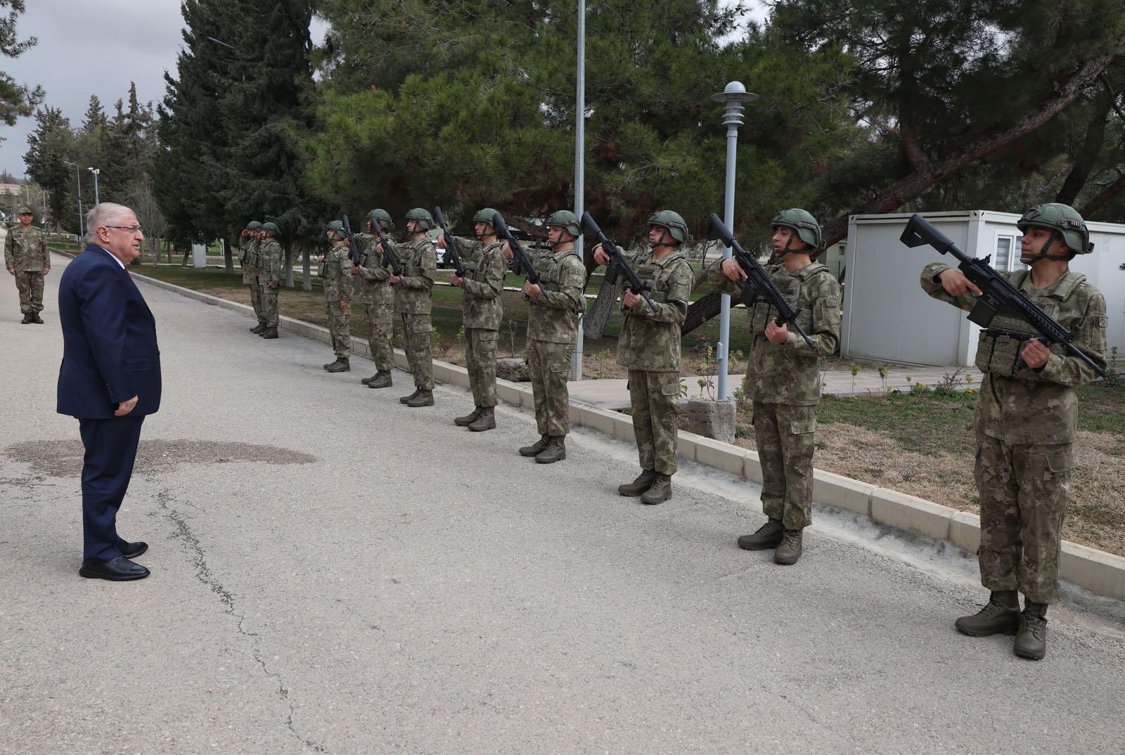 Milli Savunma Bakanı Yaşar Güler askeri denetim