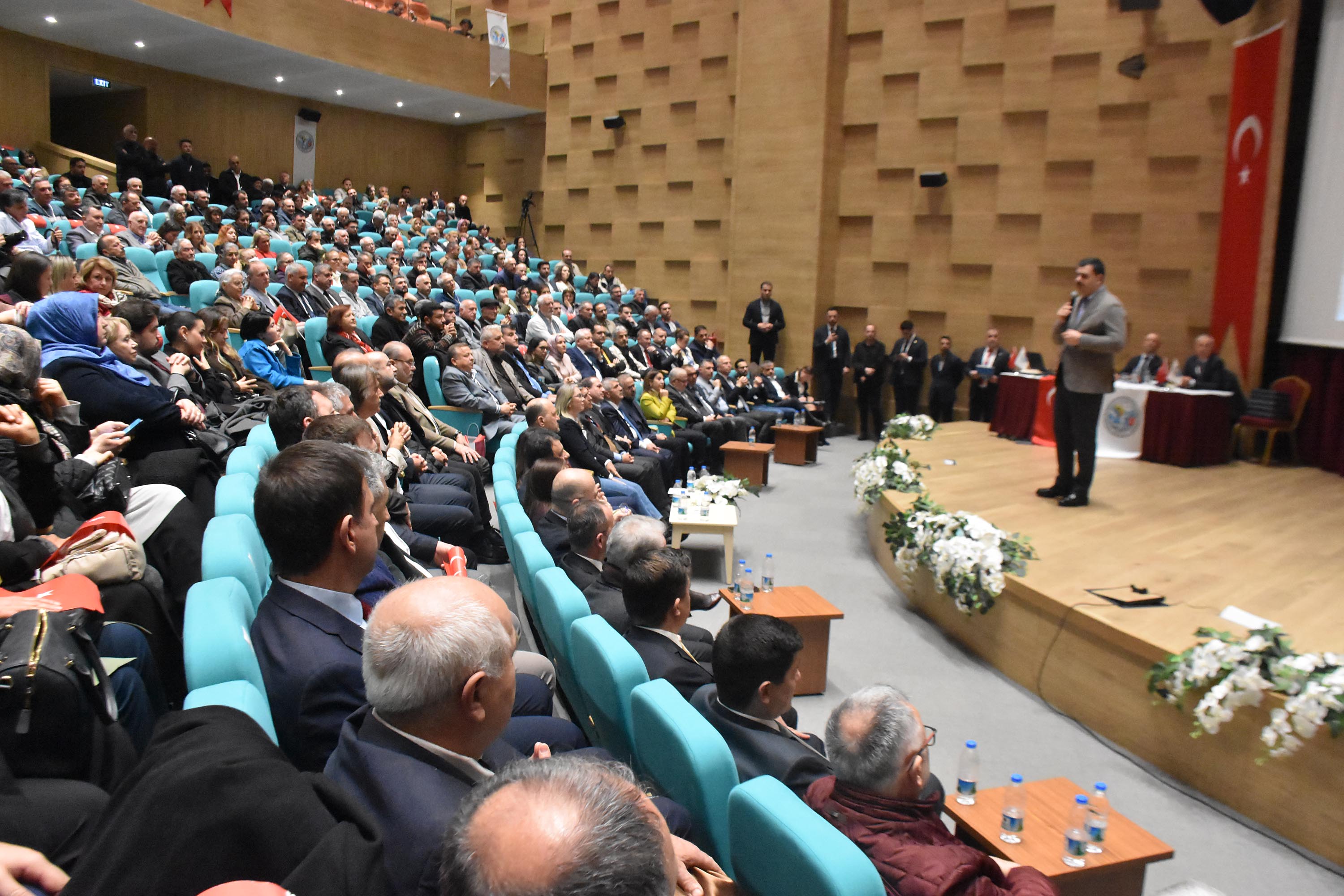 CHP ve MHP temsilcileri konuşma yapıyor