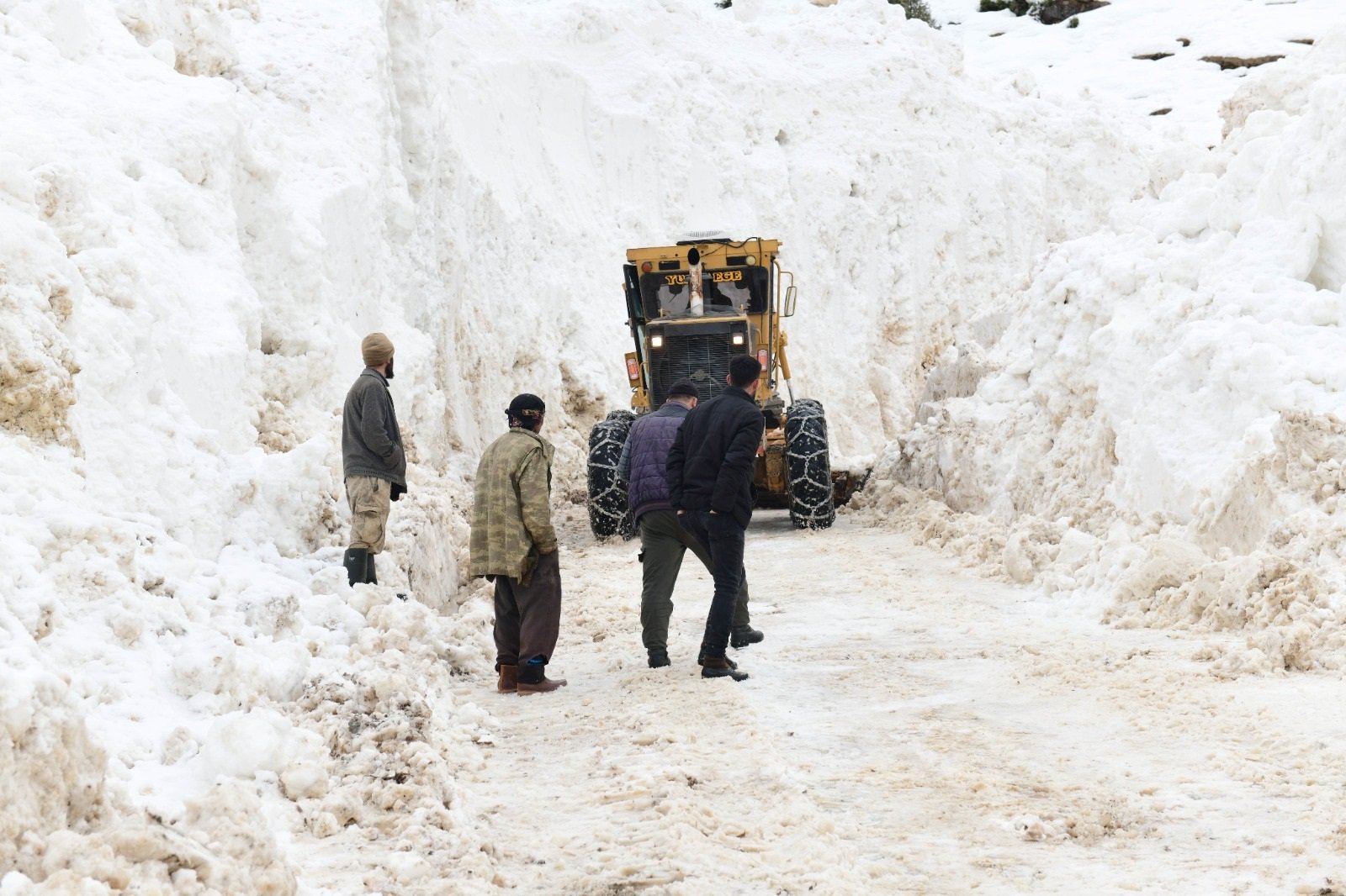 Van Çatak çığ felaketi yol kapandı