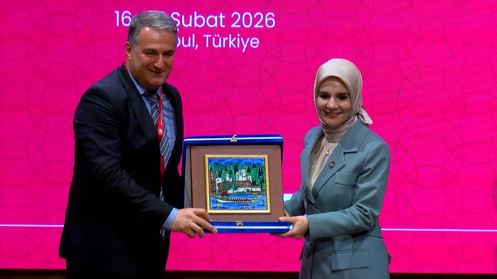 Bakan Göktaş konferansta konuşma yaparken