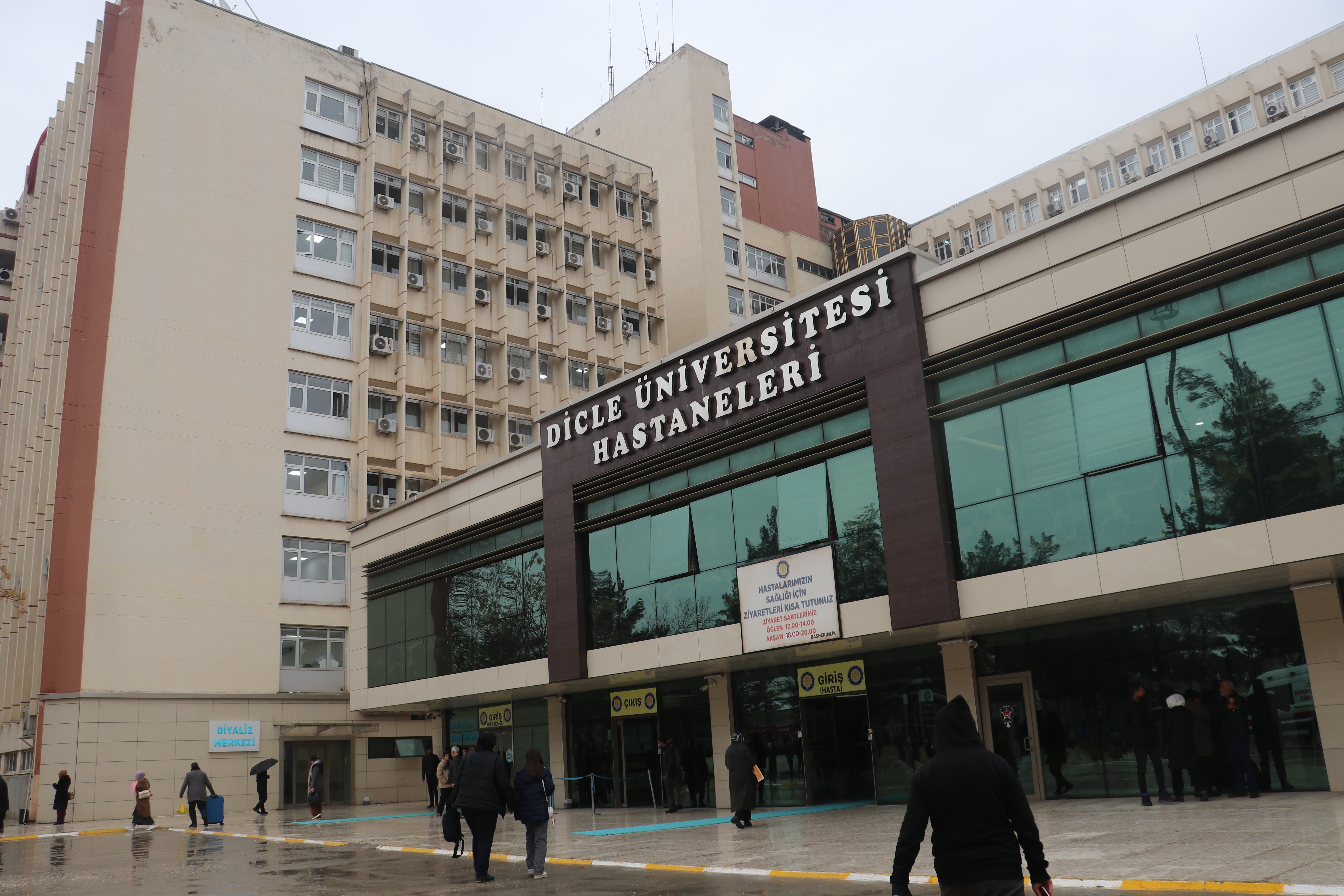 Dicle Üniversitesi Hastaneleri Başhekimi açıklama yapıyor