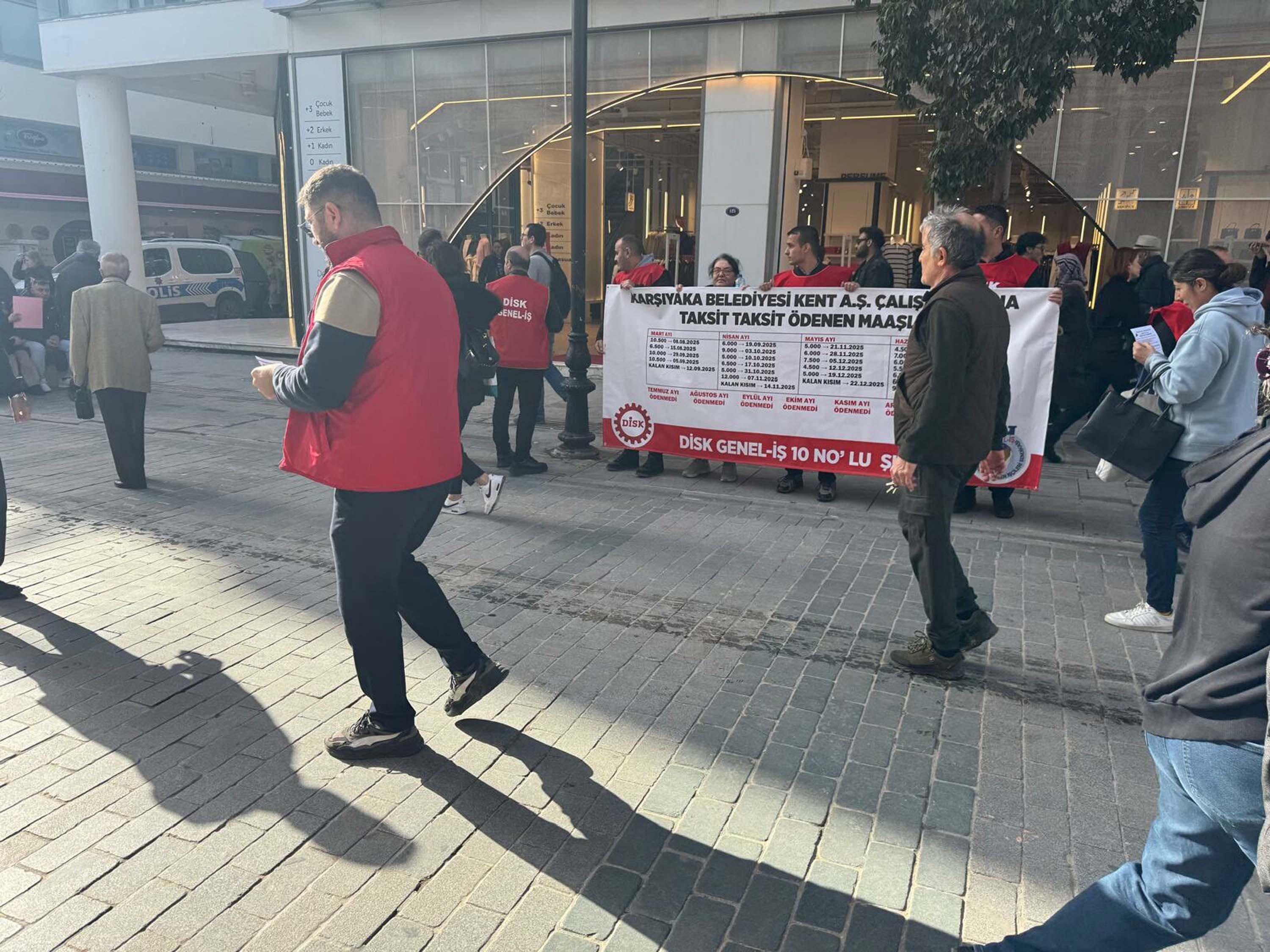 Karşıyaka Belediyesi işçileri yürüyüş yapıyor