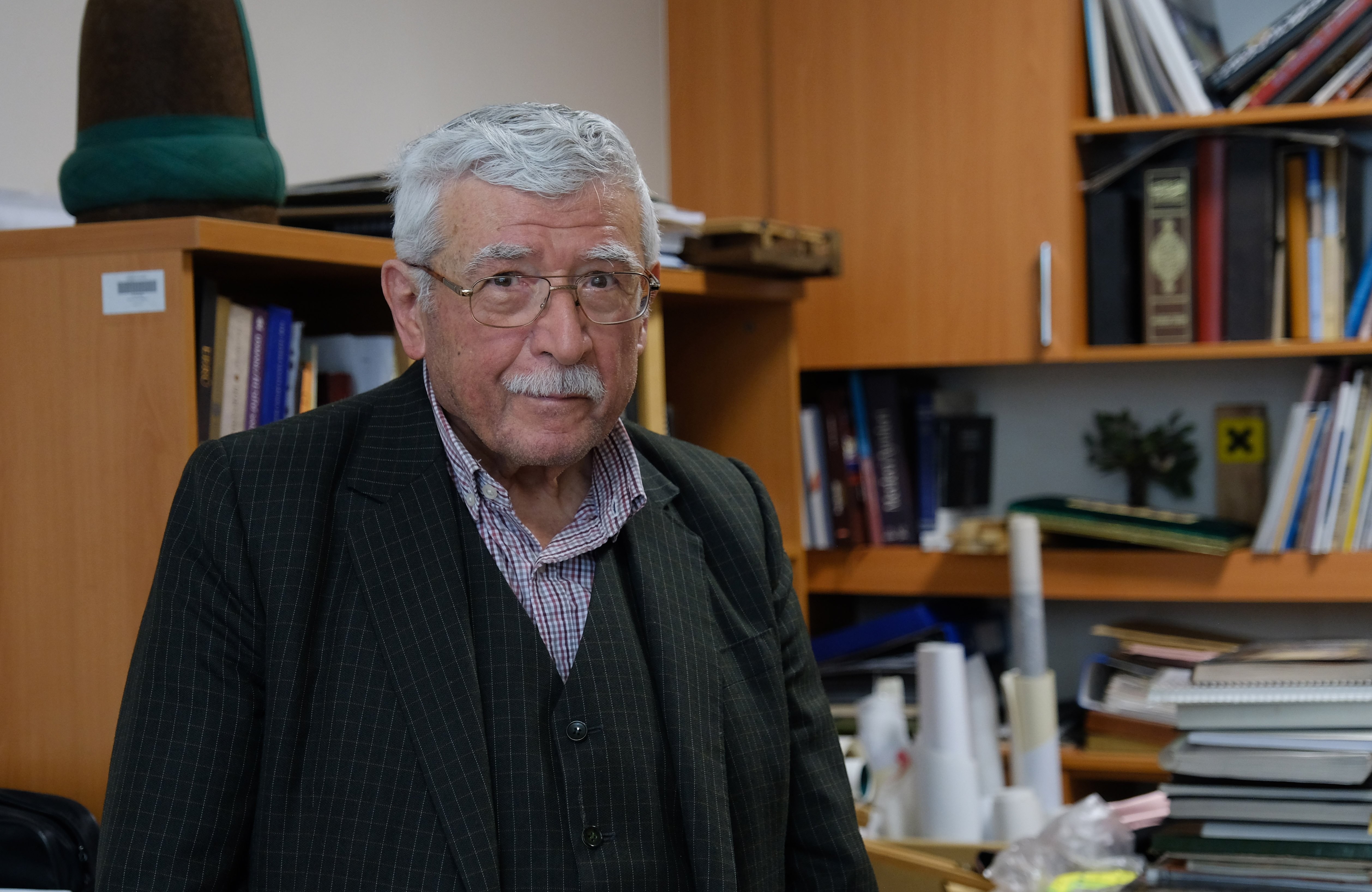 Hüseyin Öksüz hat sanatı çalışması