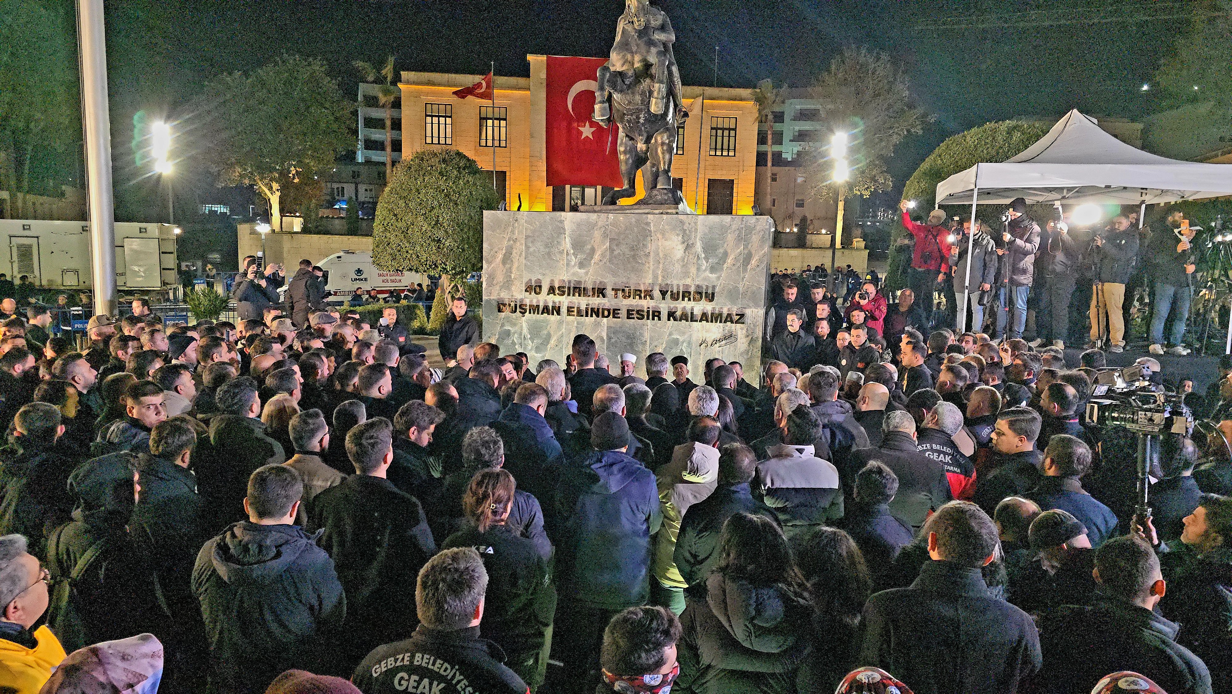 Hatay deprem anması toplu fotoğraf