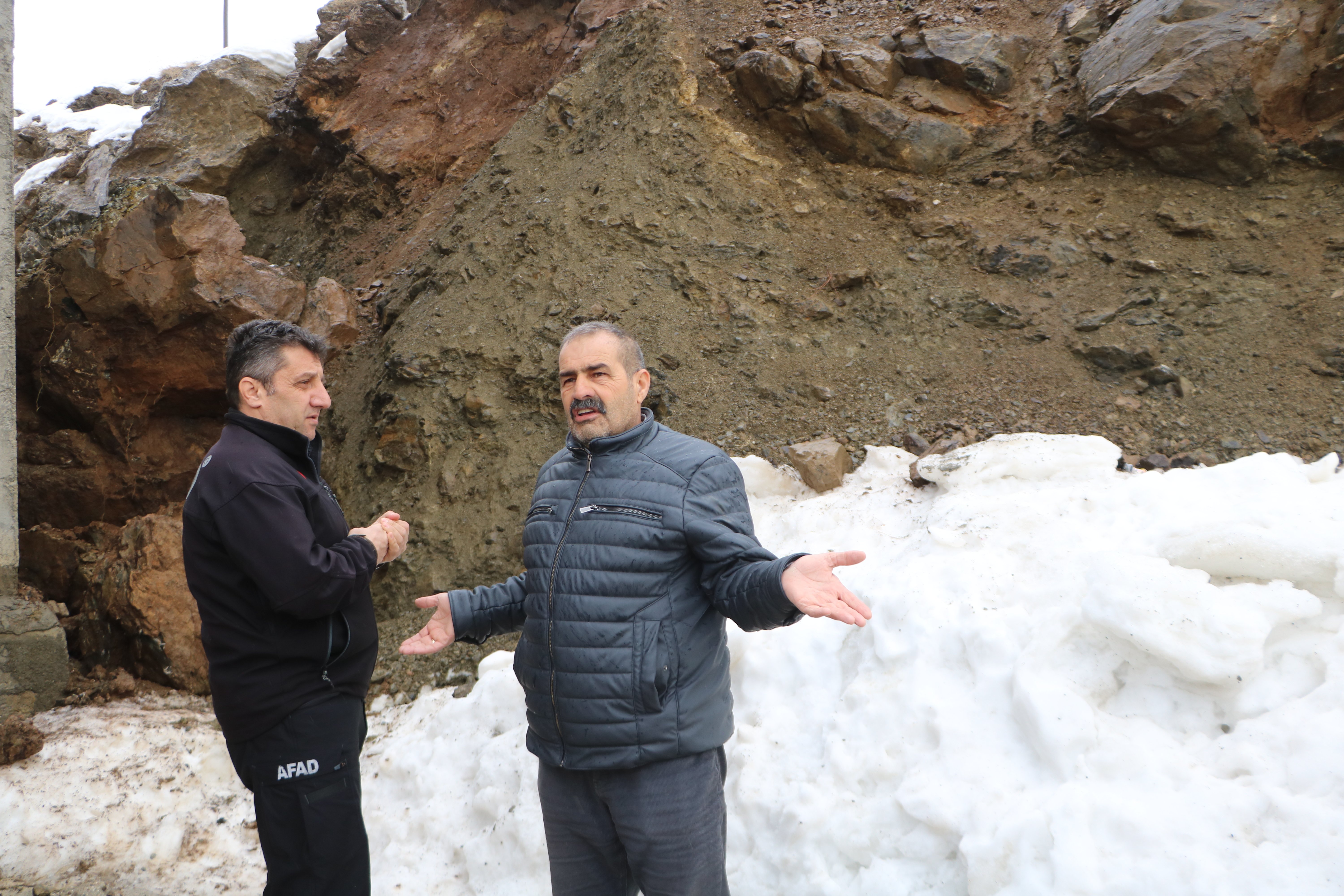 Hakkari kaya düşmesi ev hasarı