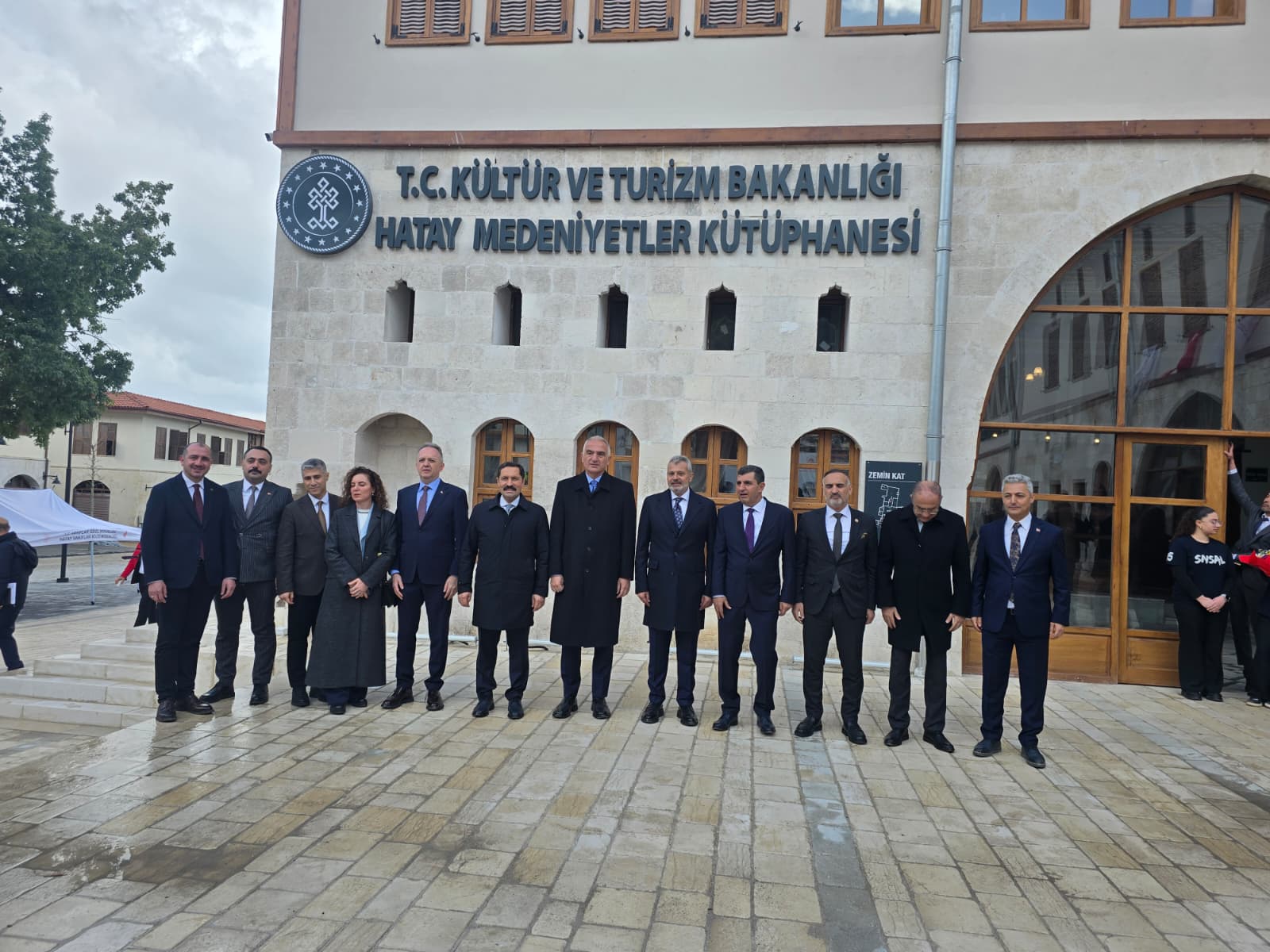 Kültür ve Turizm Bakanı Mehmet Nuri Ersoy deprem bölgesinde açıklama yapıyor