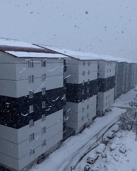 Bitlis bina çatısı kar yığını tehlikesi