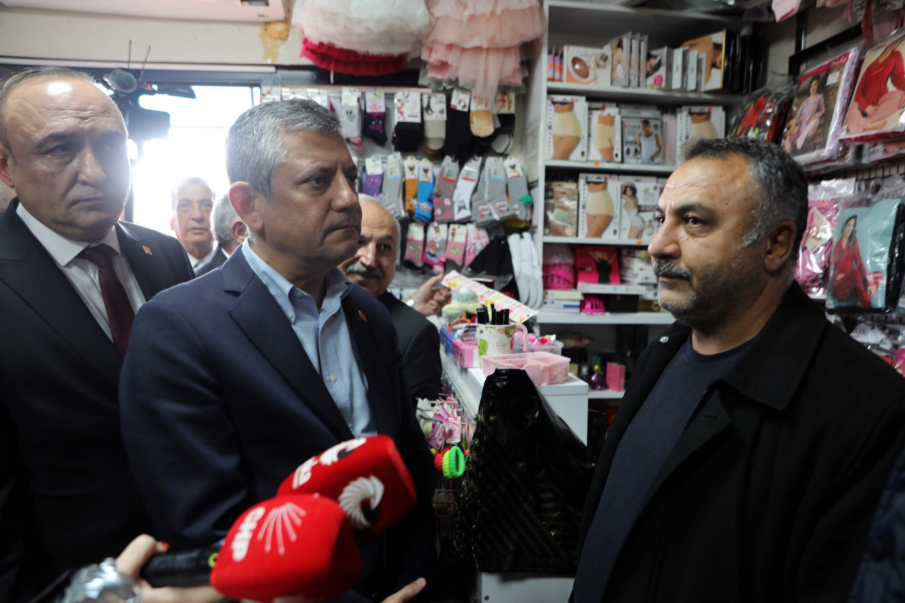 Özgür Özel depremzedelerle