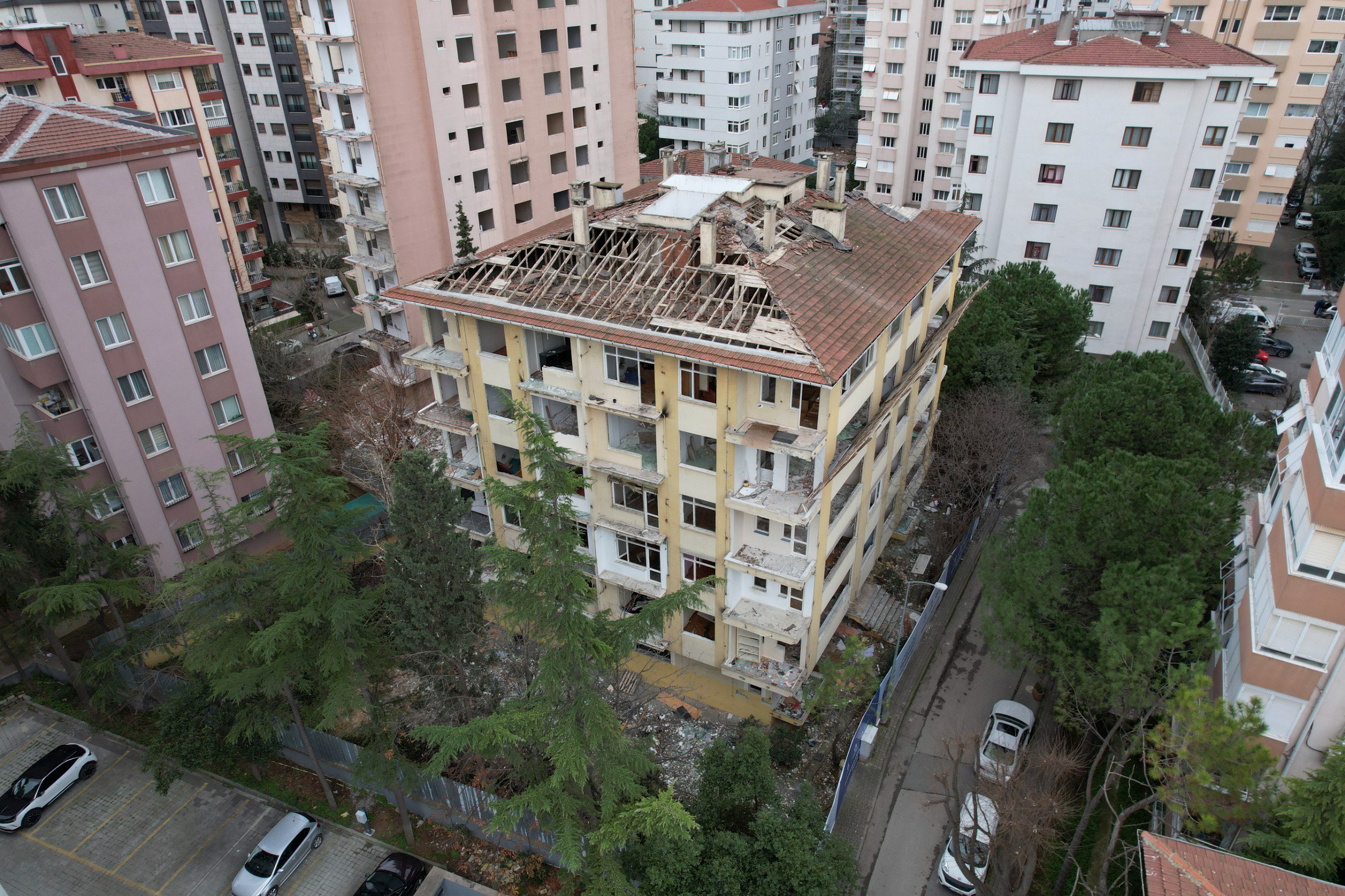 Duygu Apartmanı yıkım çalışmaları