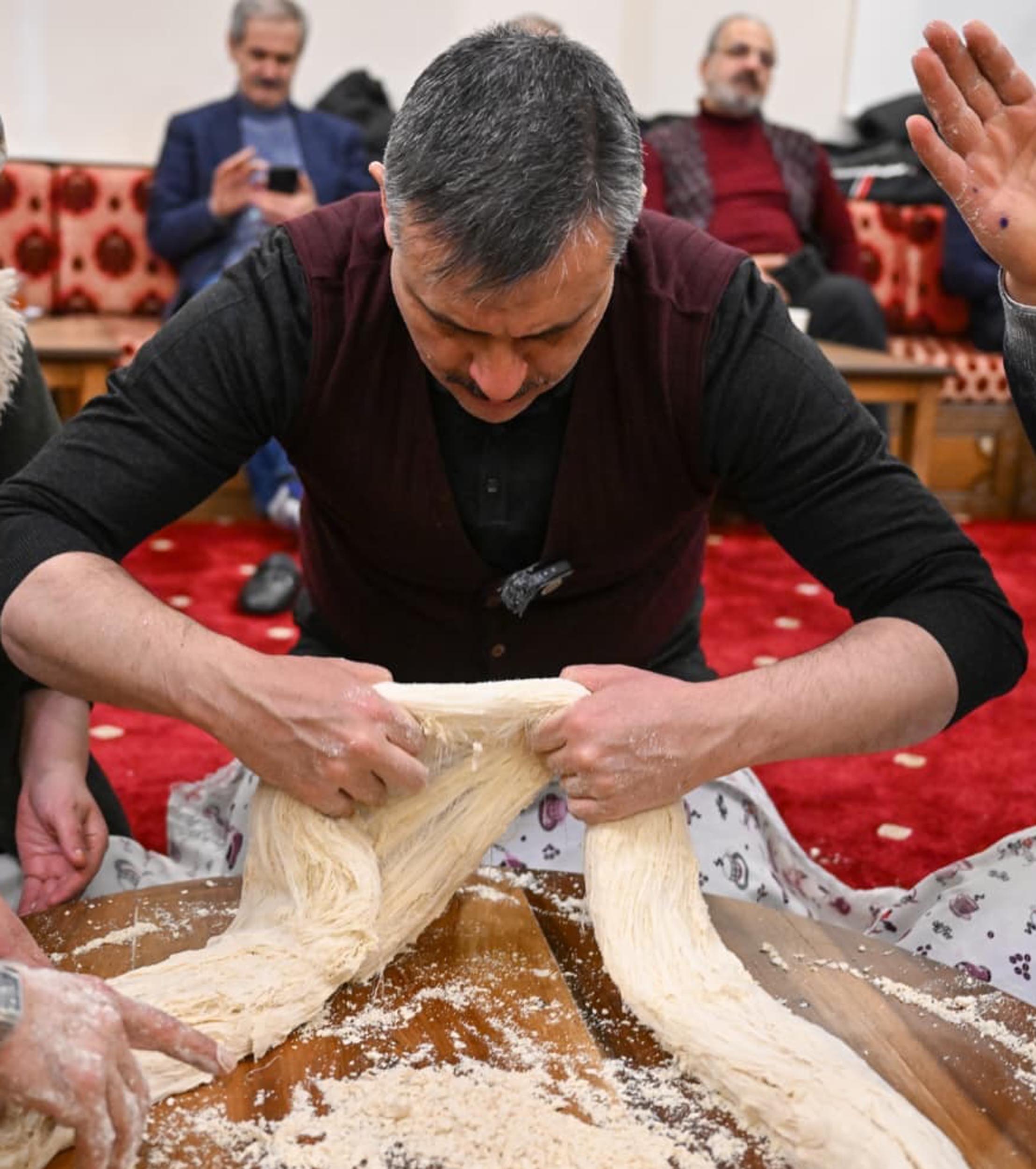 Vali Çiftçi vatandaşlarla helva yaparken