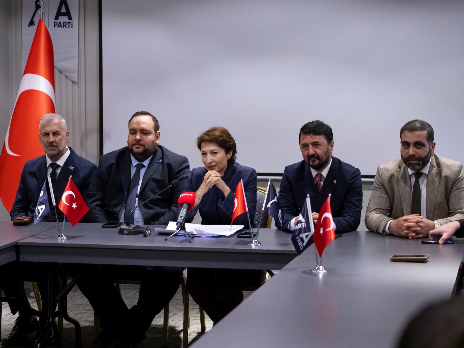 Emine Küçükali konuşma yapıyor