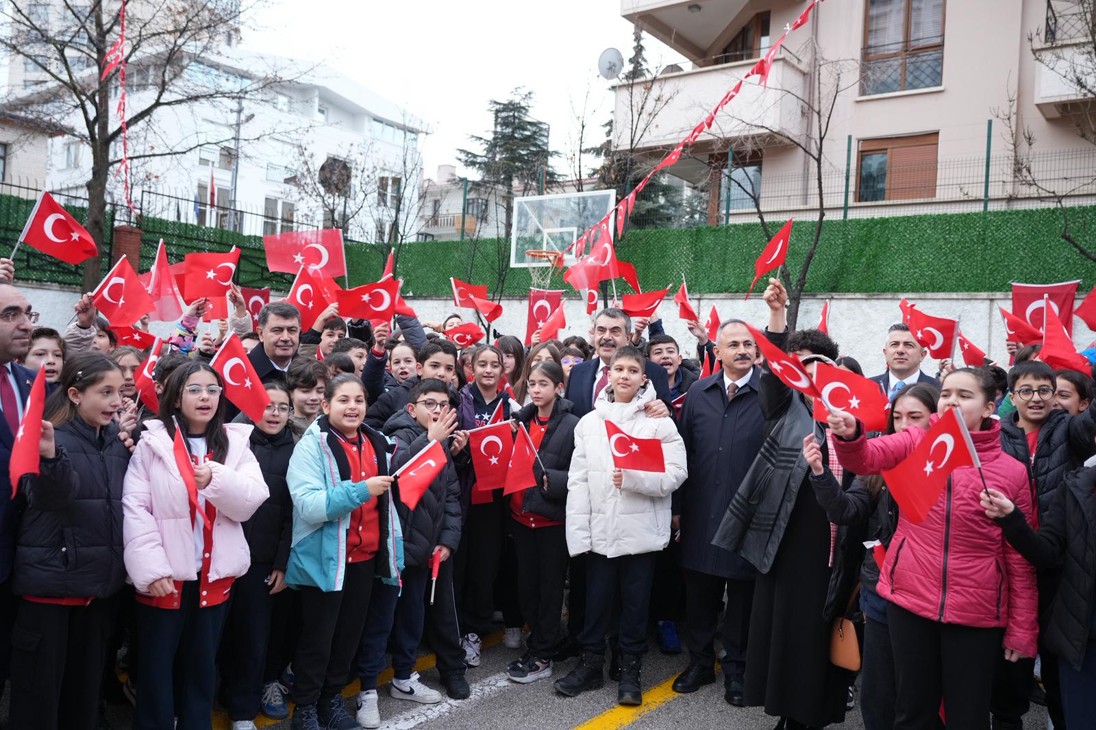 Bakan Tekin öğrencilerle sohbet ediyor