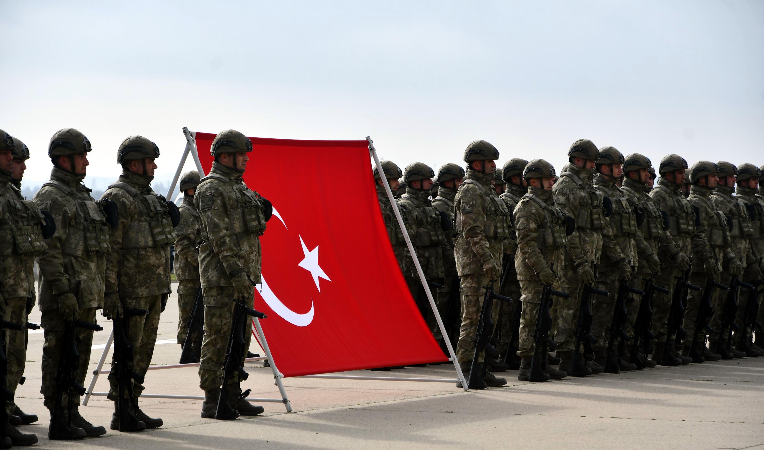 Türk Askeri Aileleriyle Vedalaşıyor