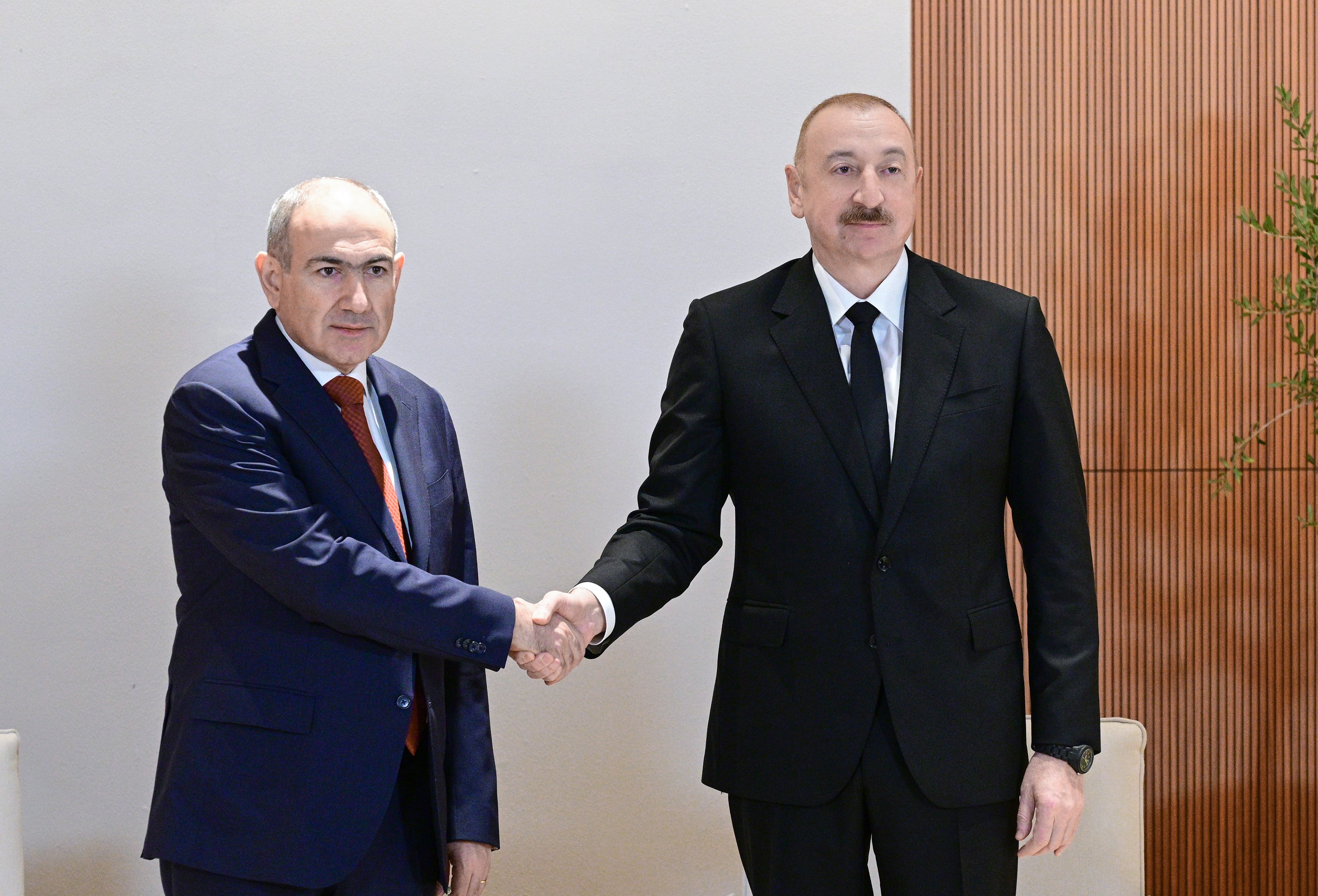 Aliyev ve Paşinyan Abu Dabi görüşmesi