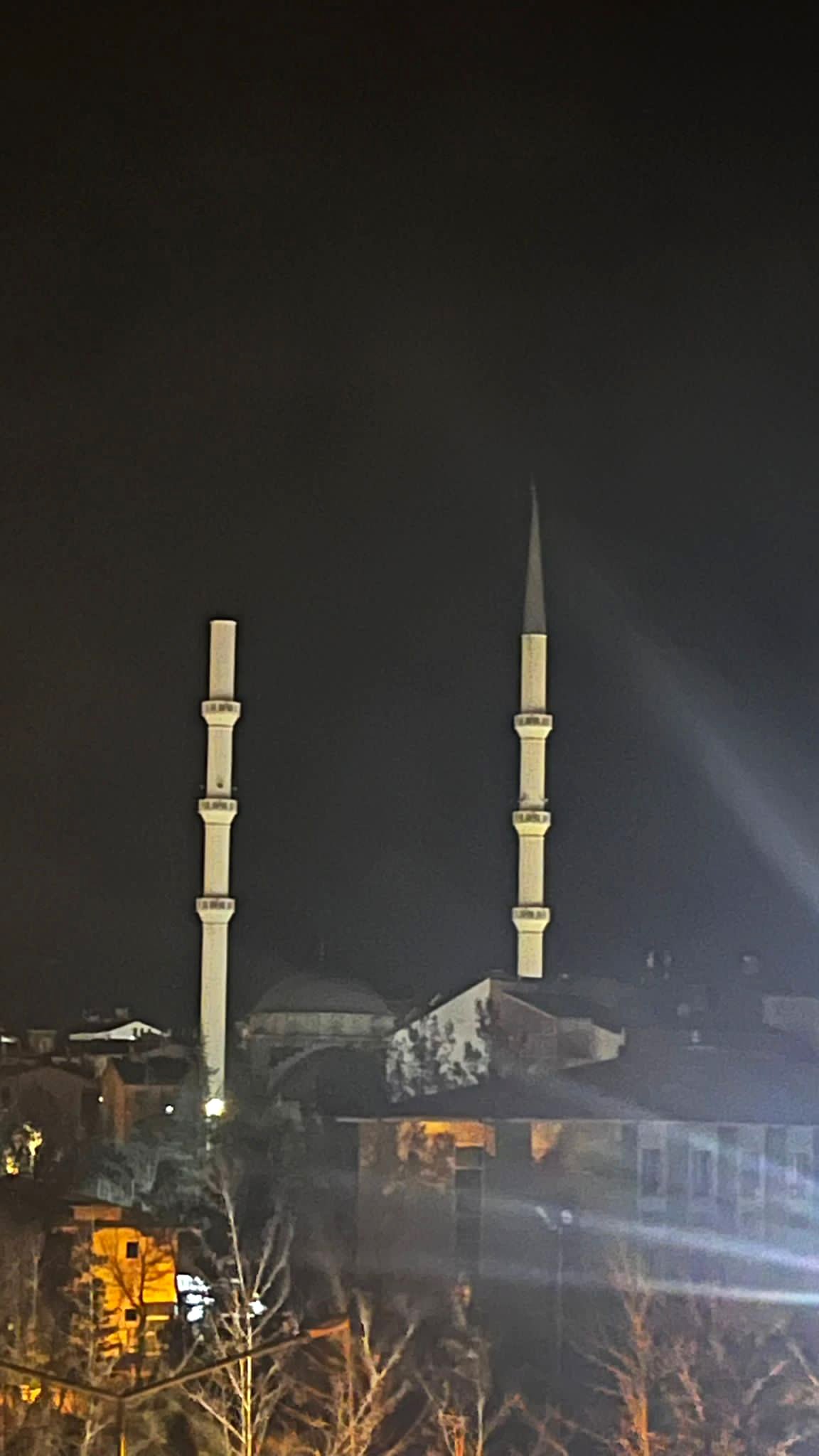 Isparta fırtına hasarı ağaç devrildi