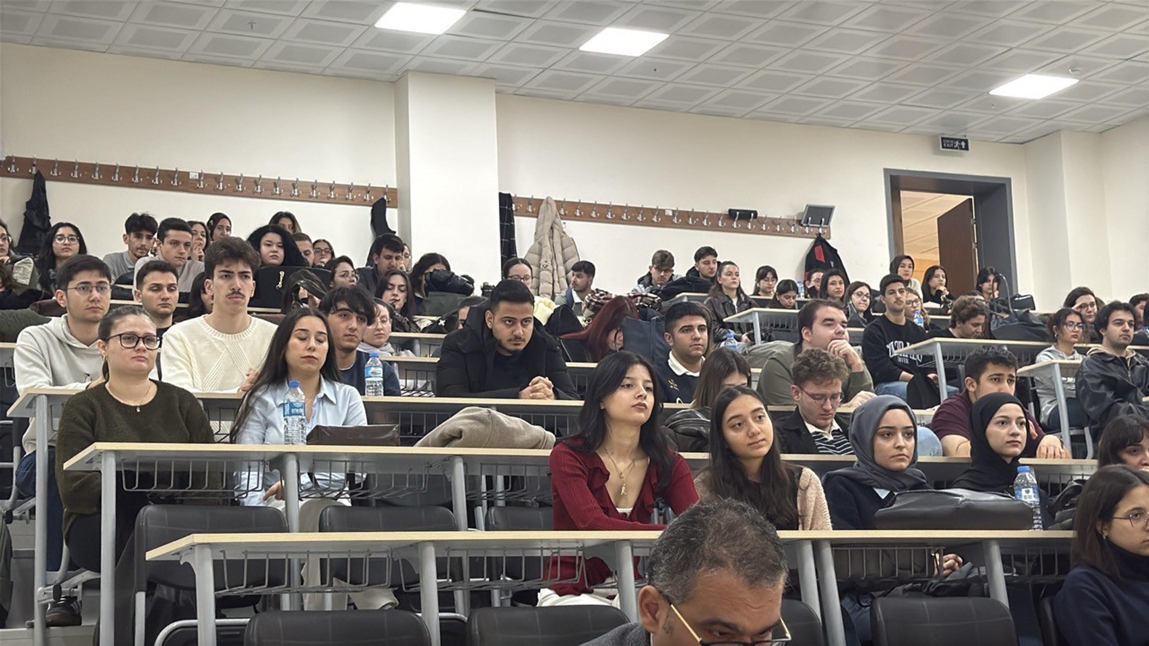Üniversite Öğrencileri Semineri Dinliyor