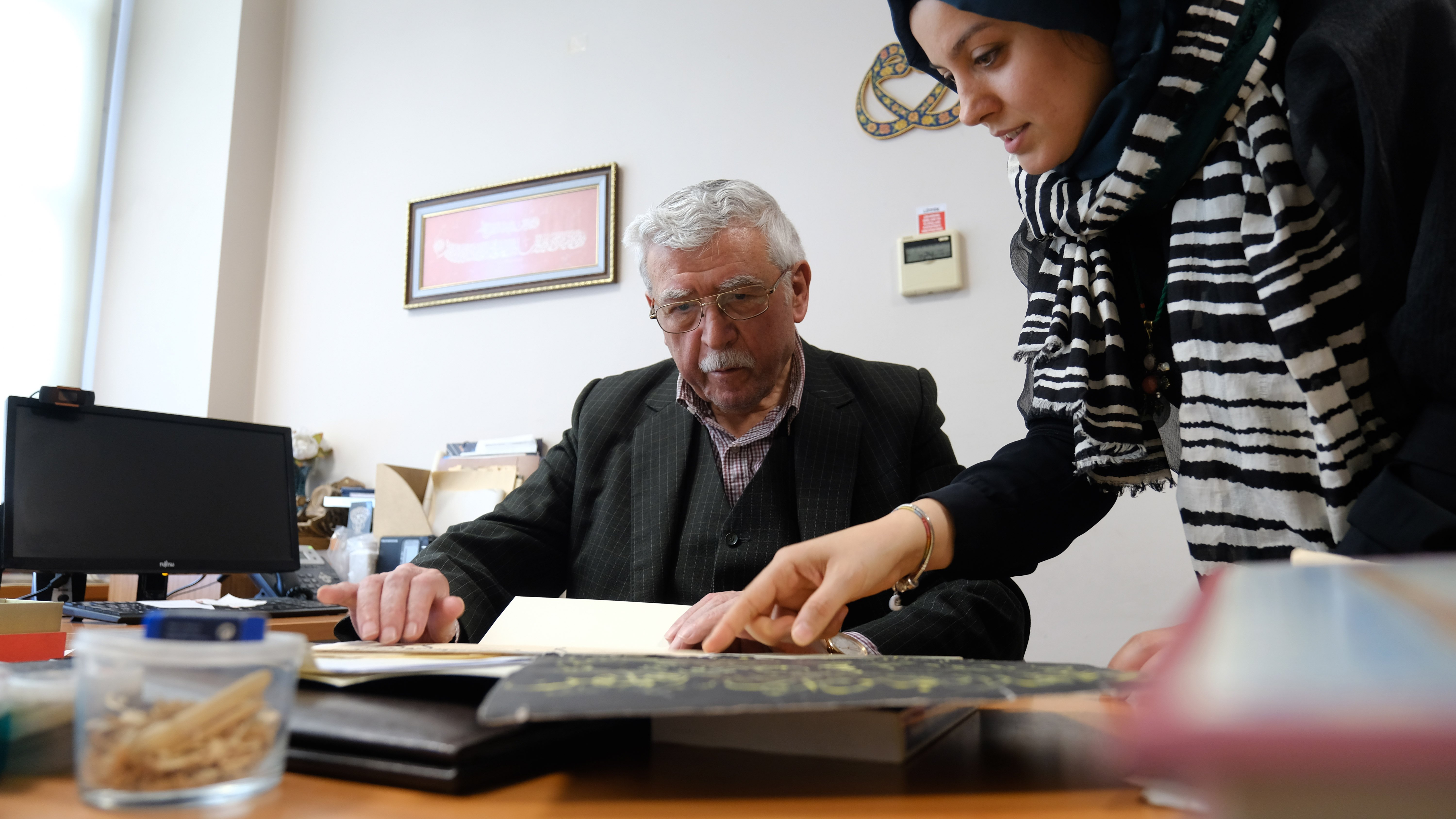 Hattat Hüseyin Öksüz üniversitede ders verirken