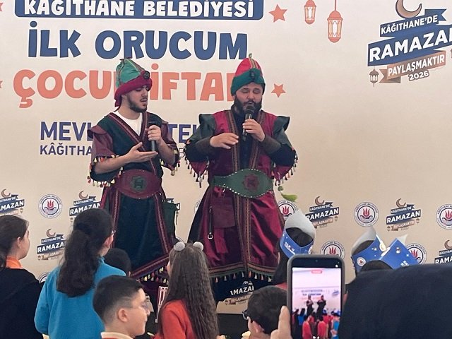 Kağıthane Belediye Başkanı Mevlüt Öztekin çocuk iftarında