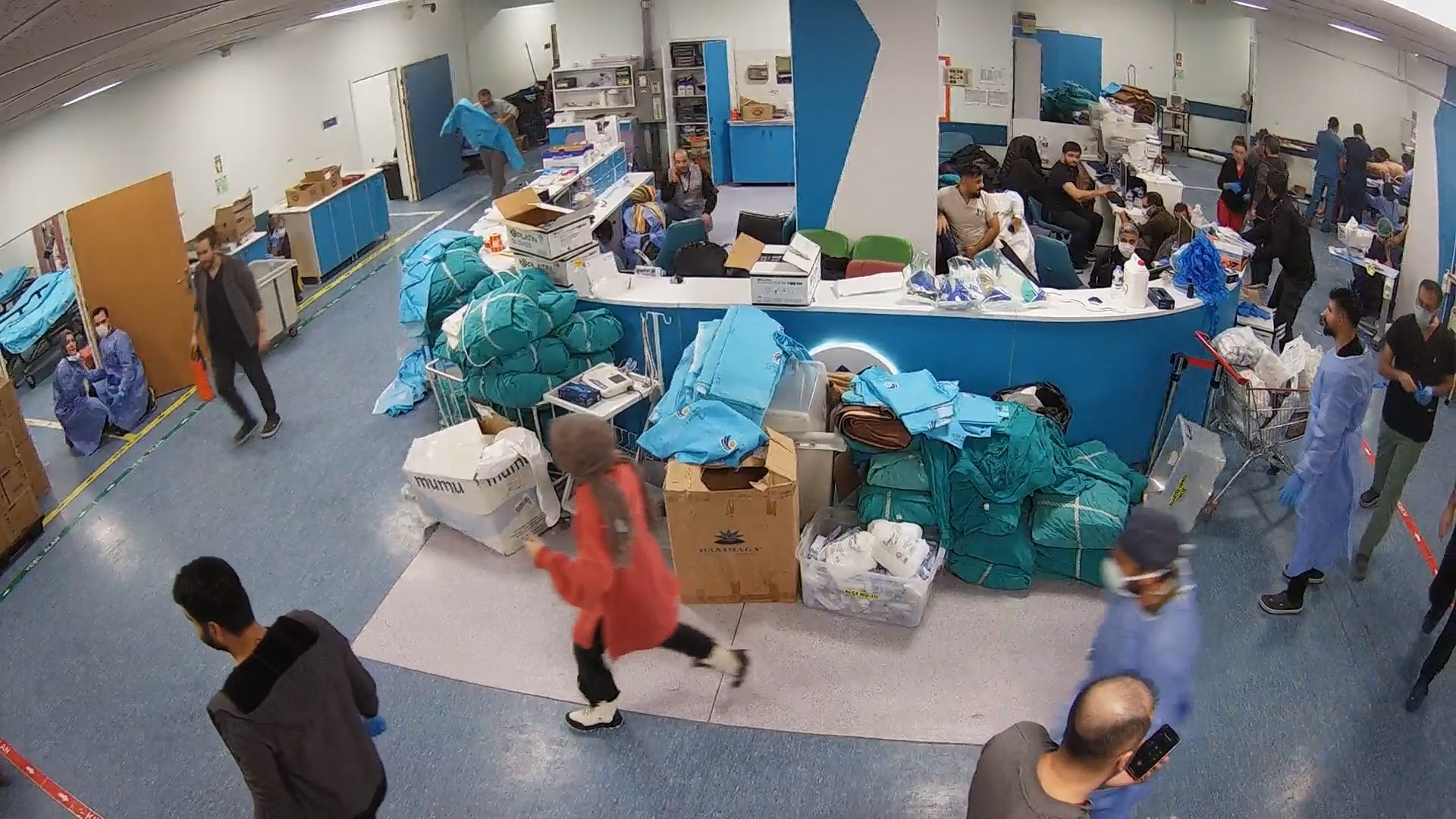 Depremde doktorlar sedyeyi tutuyor