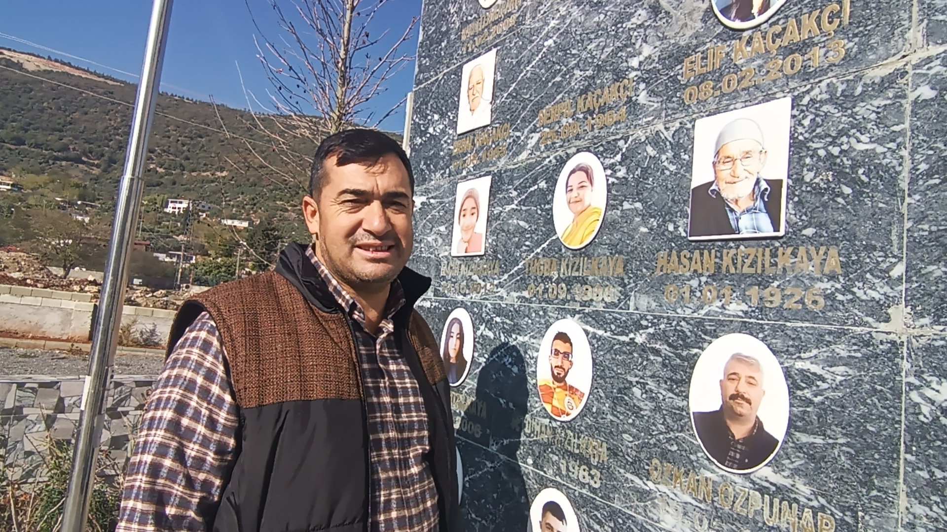 Anıtta yer alan isimler ve fotoğraflar