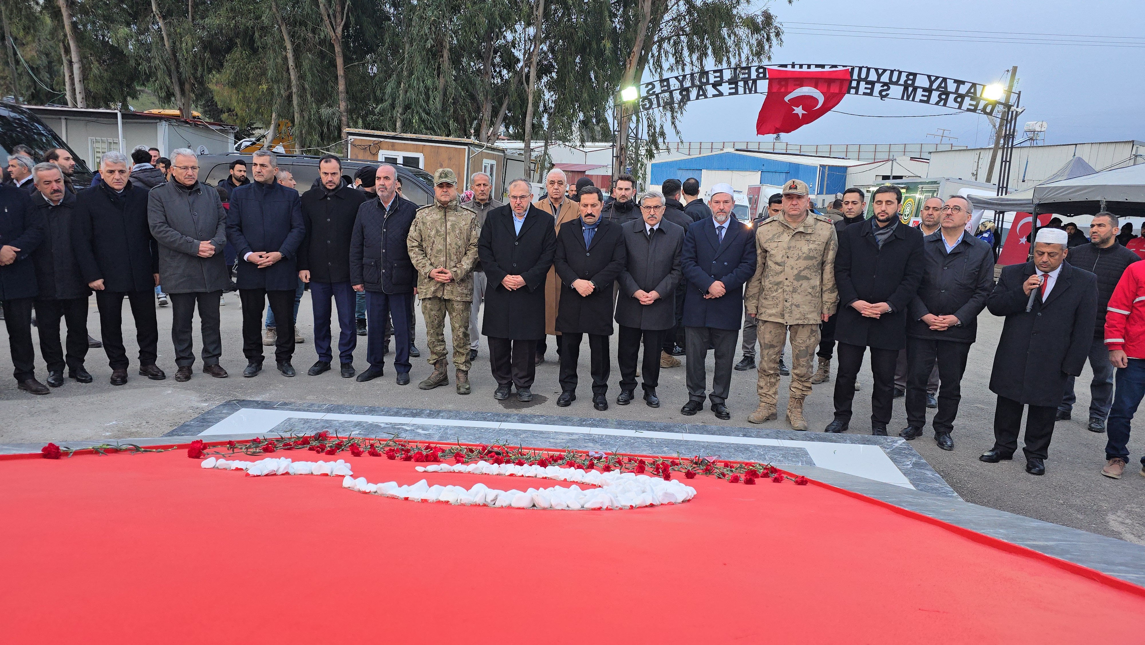 Mezarlıkta Karanfil Bırakma Töreni