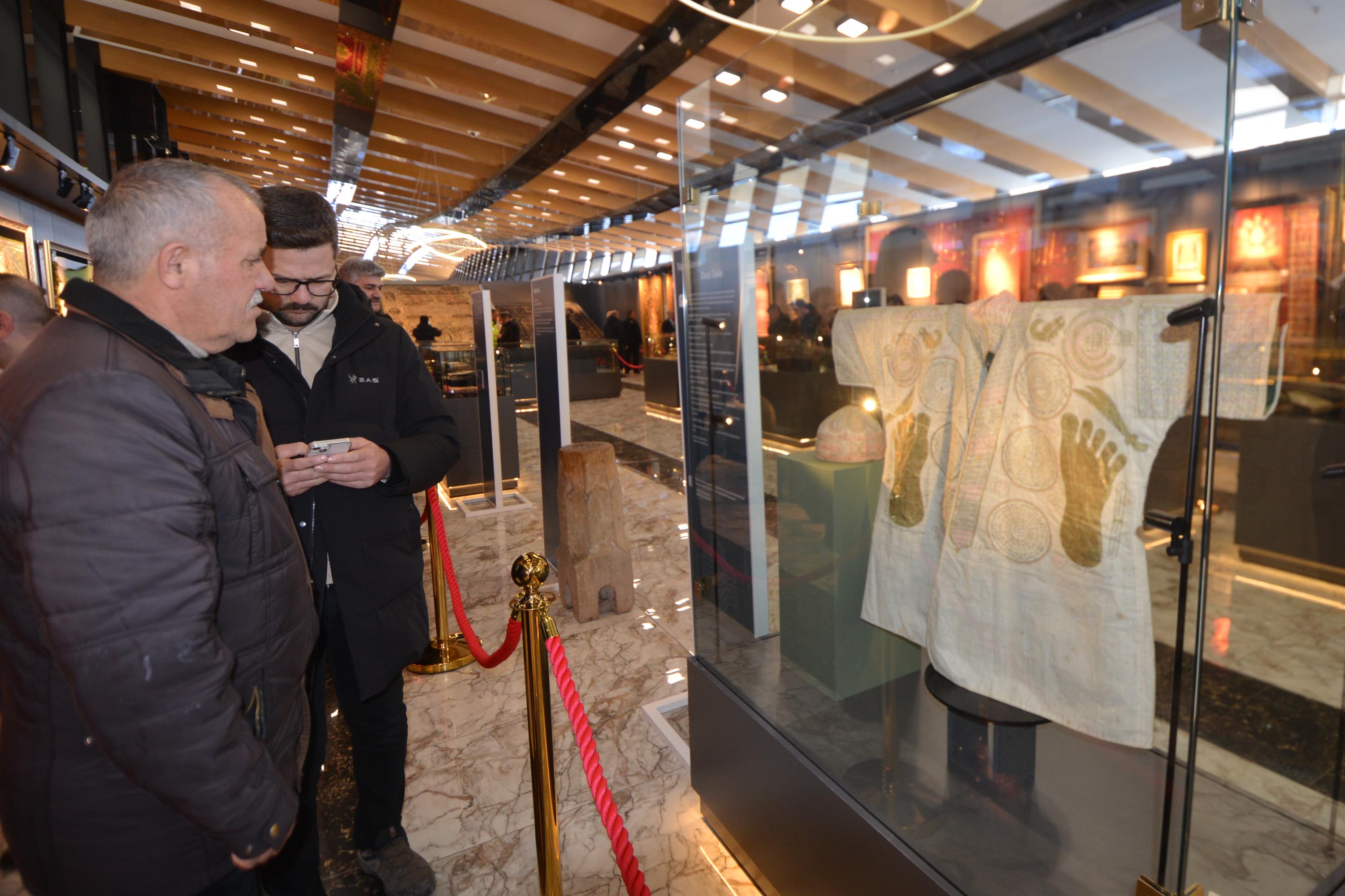 Kutsal Emanetler Sergisi Ziyaretçiler