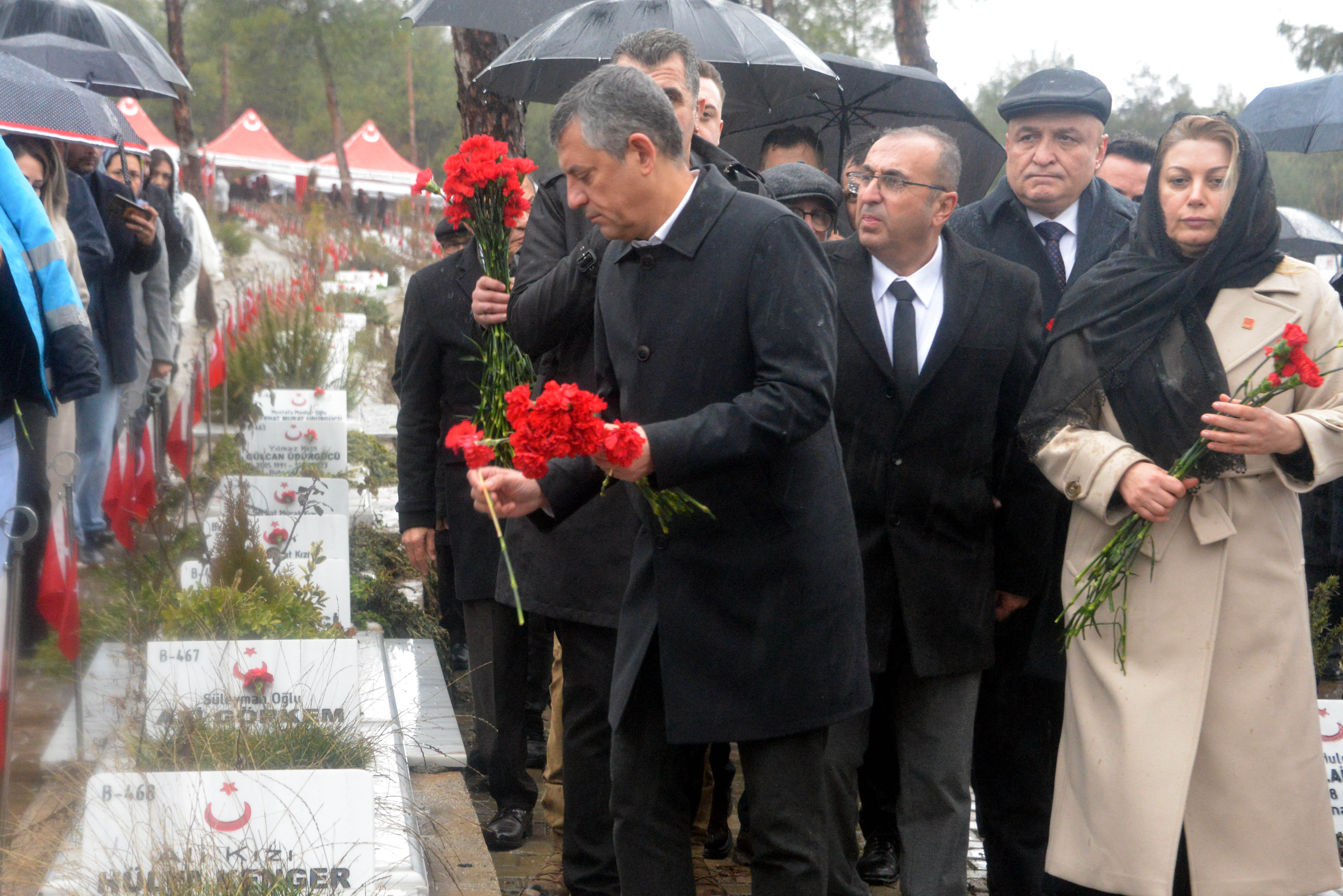 Özgür Özel deprem mezarlığı ziyareti